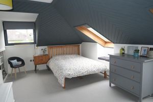 Alquiler Vacacional - Stunning modern house with beautiful garden, free parking & good transport links