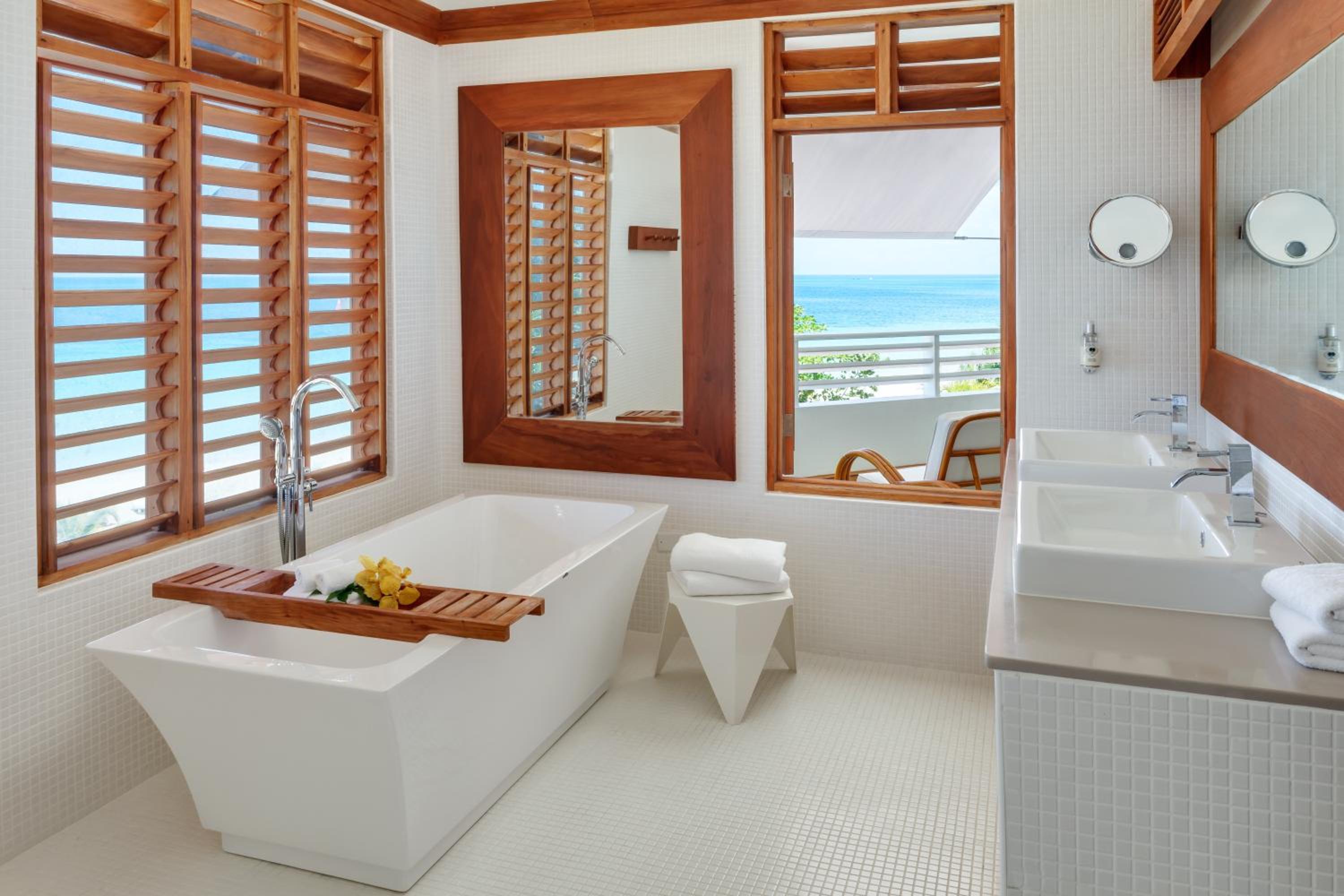 Vista Exterior Couples Swept Away All Inclusive