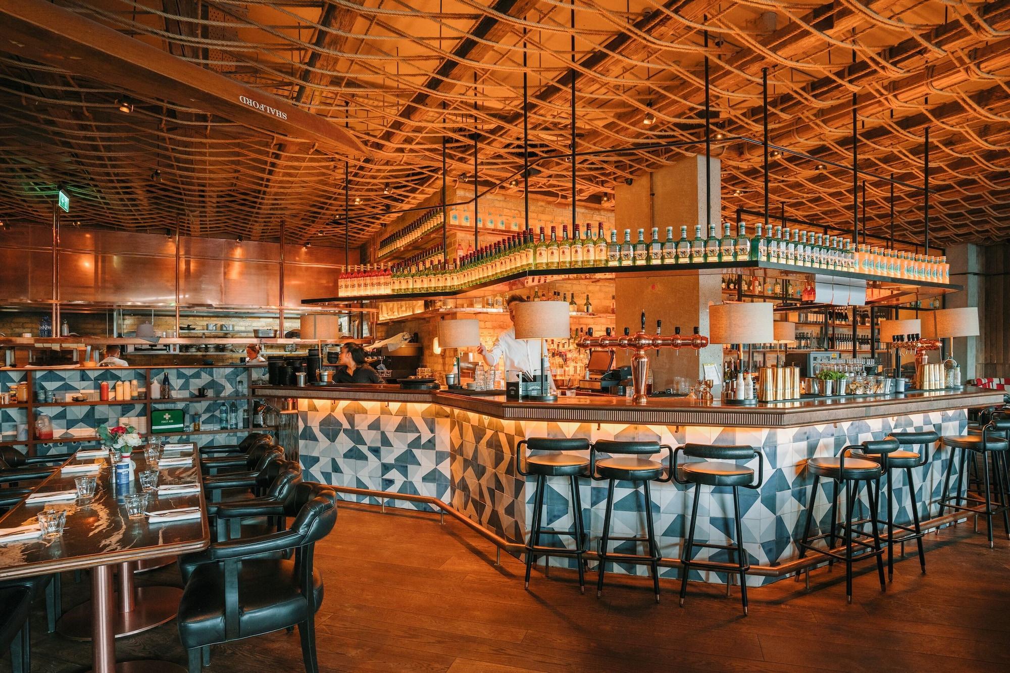 Bar/Salón Sonder at Britain Quay