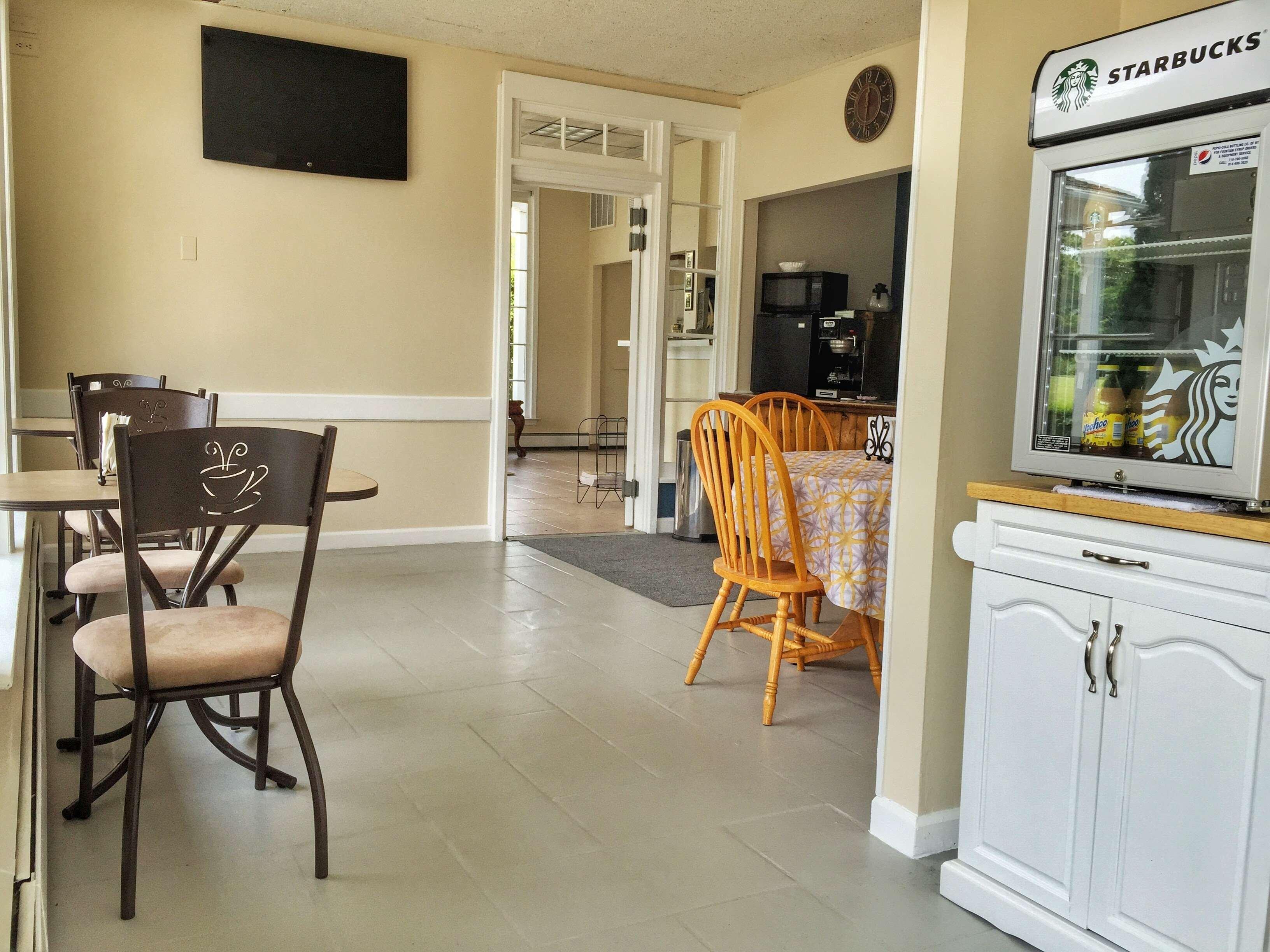 Restaurant Budget Host East End Hotel in Riverhead