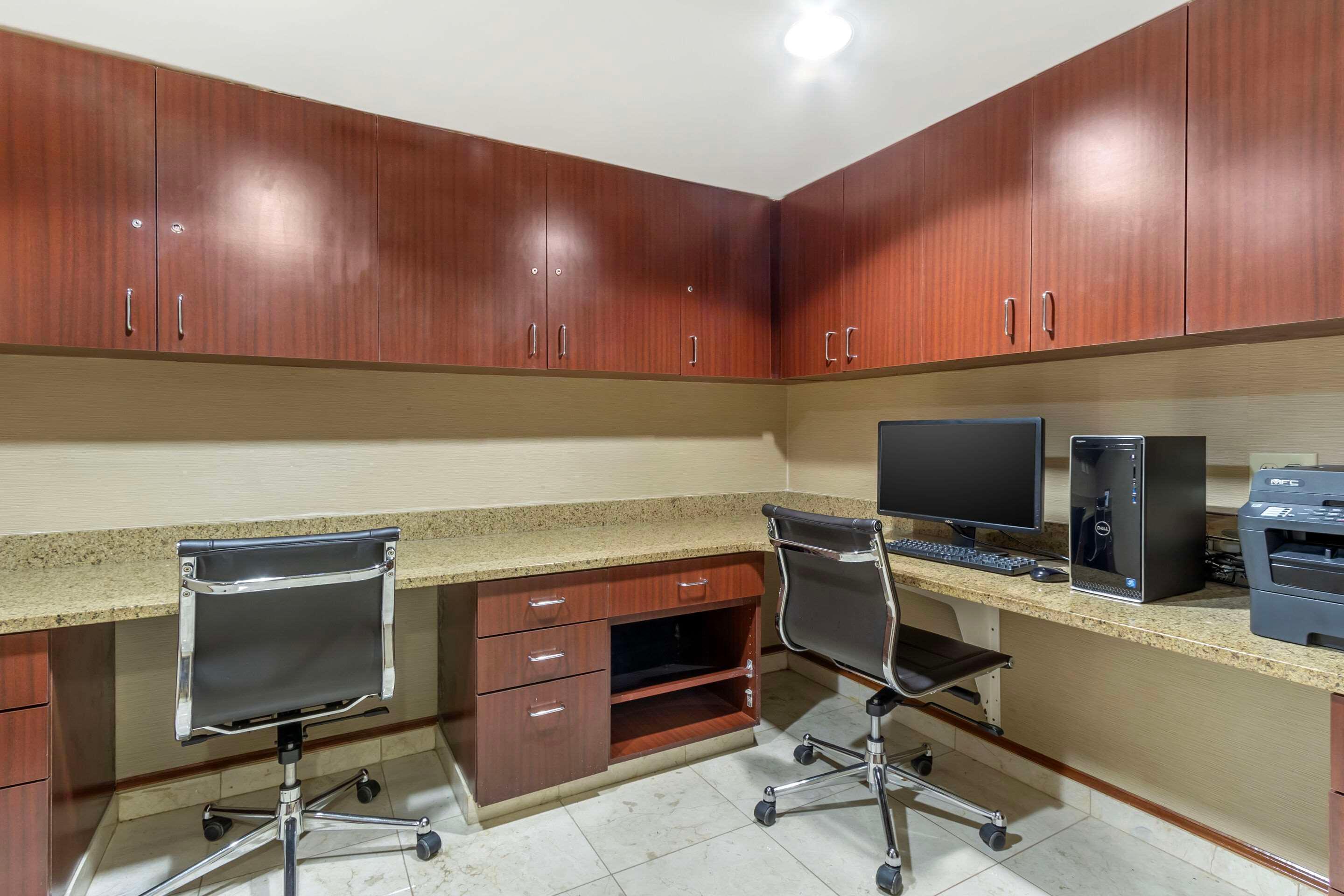 Centro de Negocios Comfort Inn & Suites Airport Convention Center