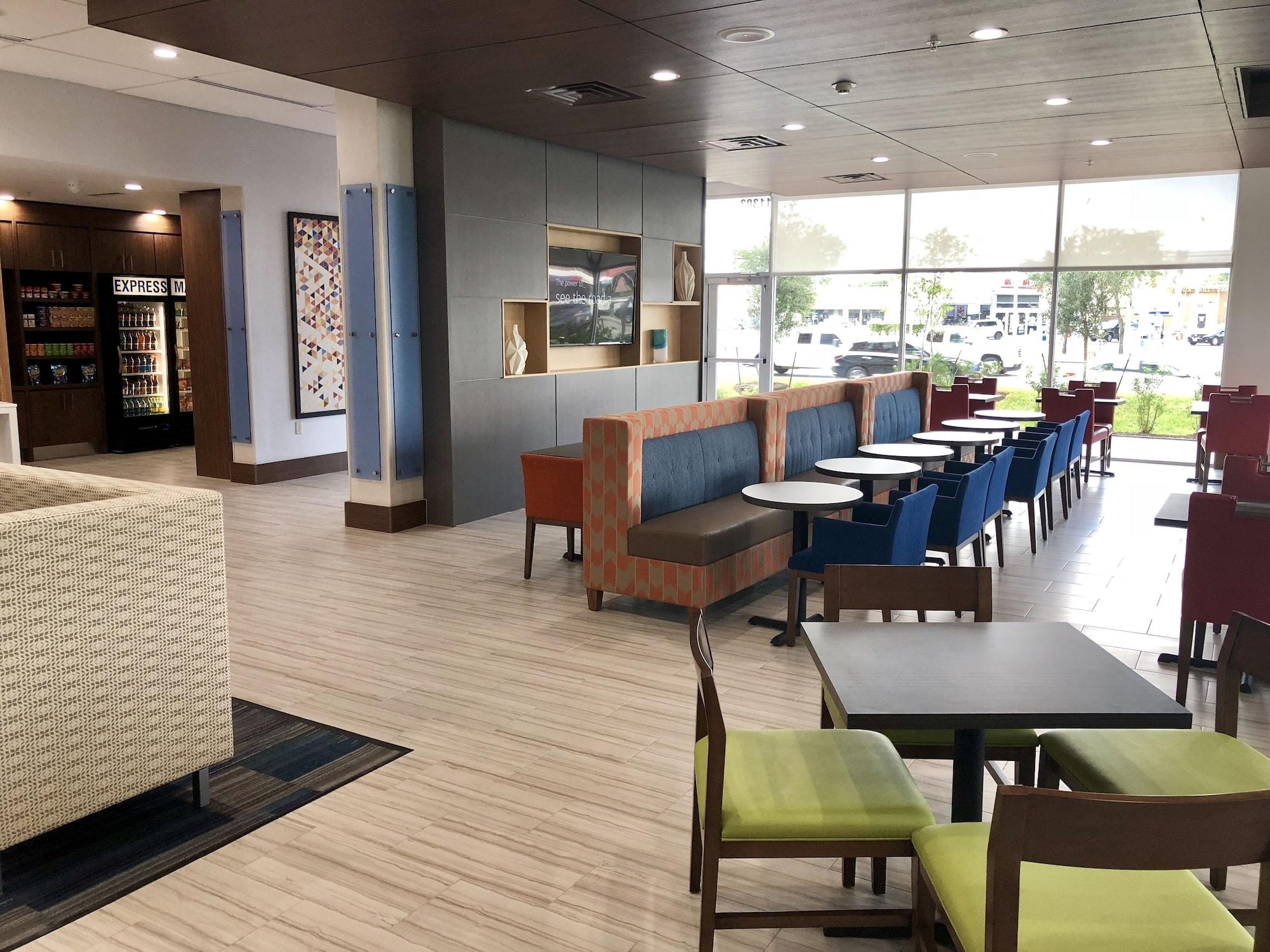 Vista Lobby Holiday Inn Express and Suites Houston Westchase - Westheimer by IHG