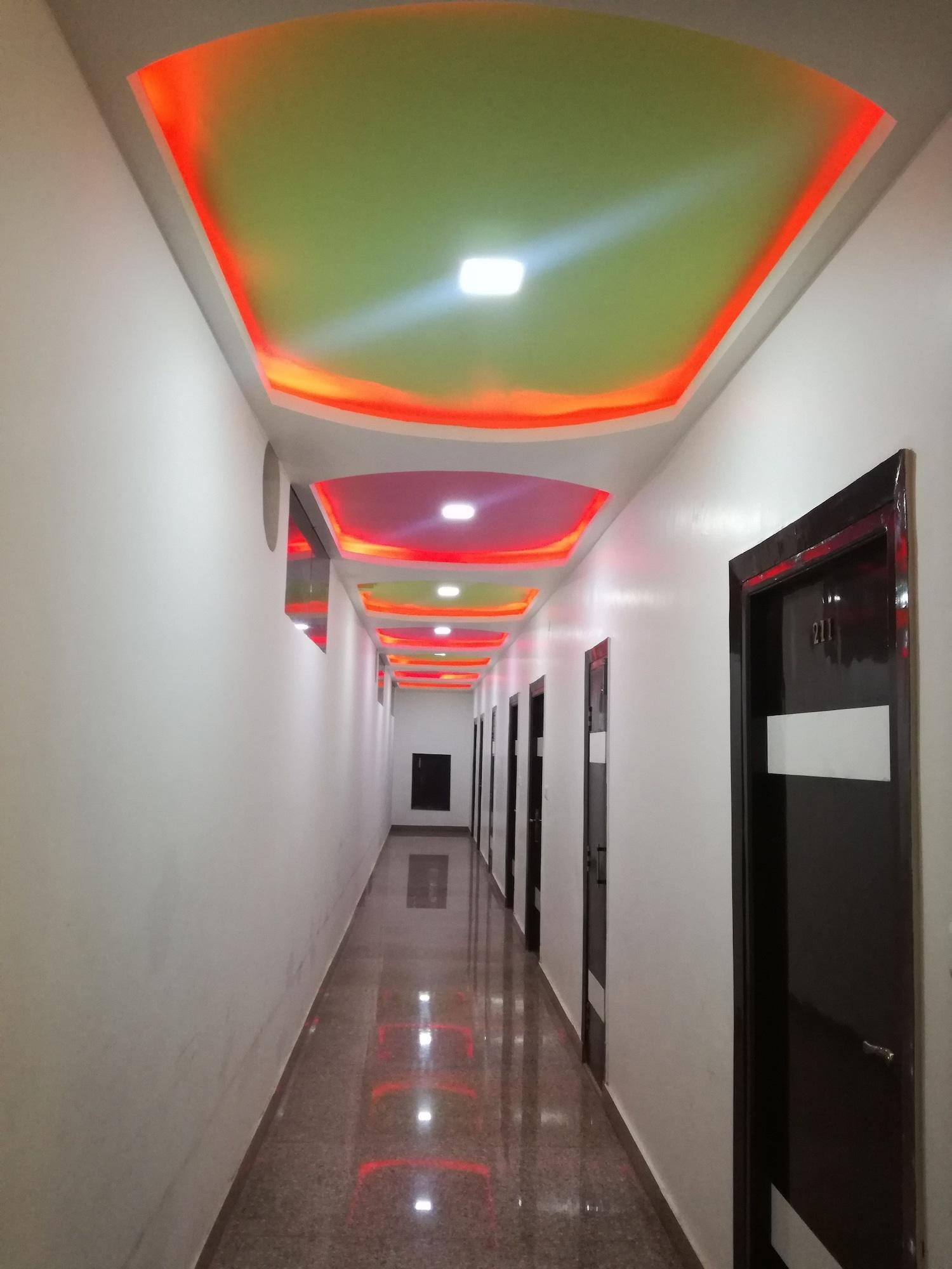 Varios Hotel Dhanraj Palace