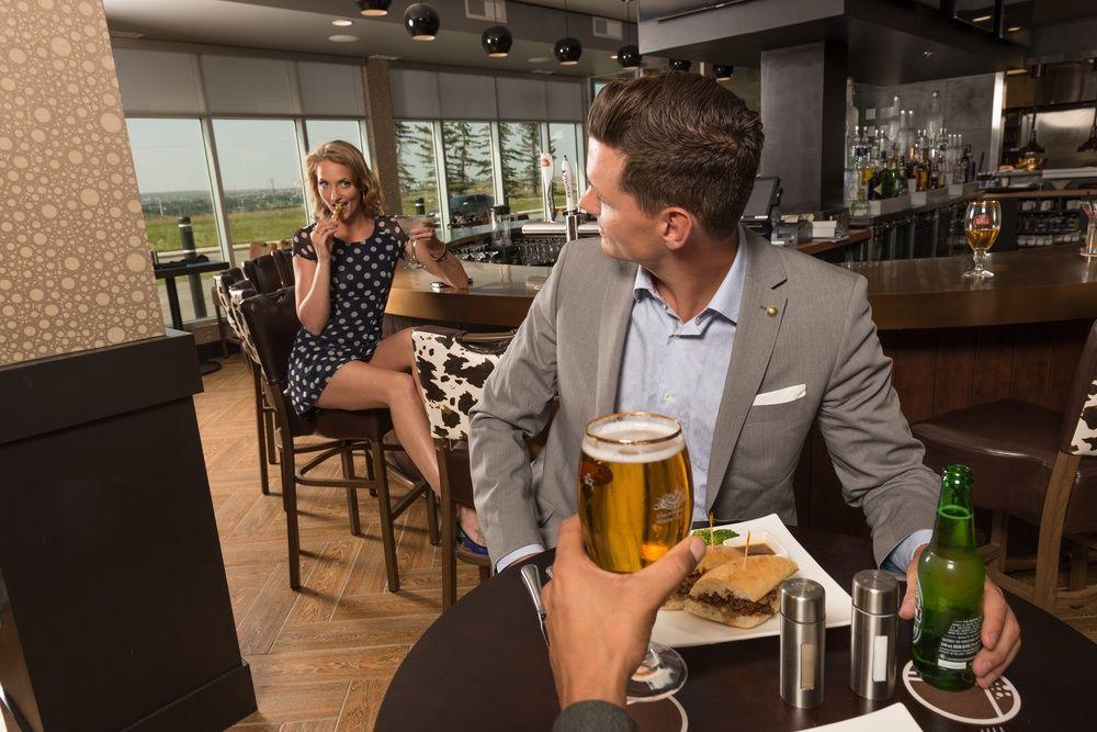 Bar/Salón Applause Hotel Calgary Airport