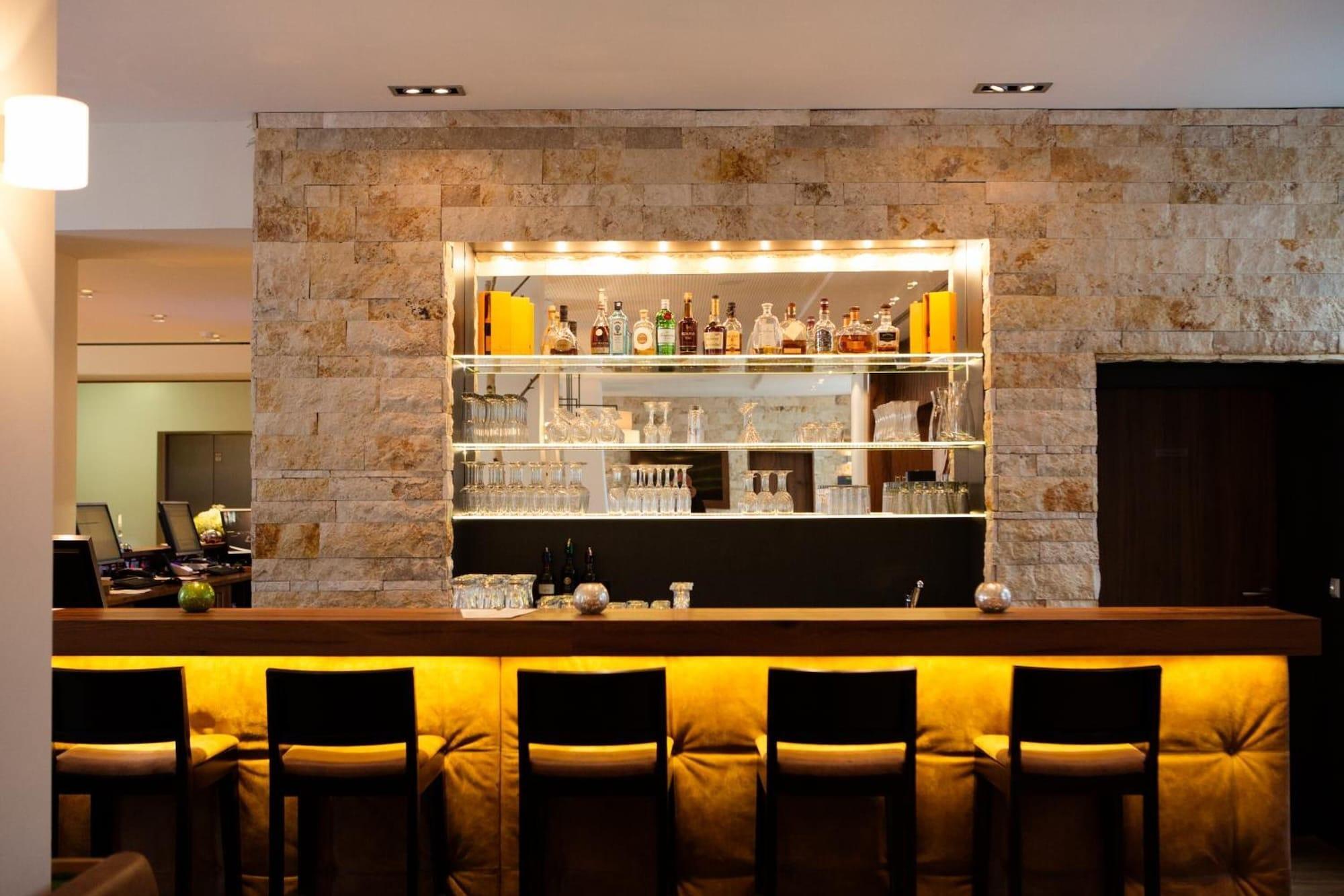 Bar/Salón RiKu HOTEL Neu-Ulm