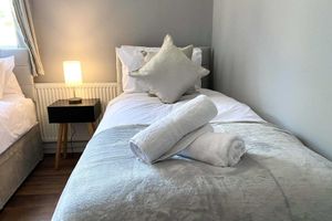Alquiler Vacacional - 2 Bed Town Centre Free Park Wi-Fi Garden