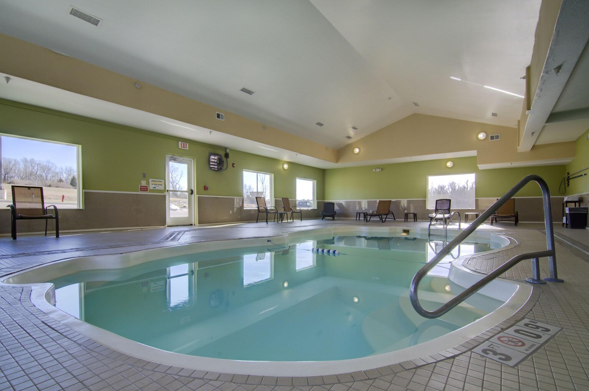 Vista Piscina Holiday Inn Express Hotel & Stes Kansas City Sports Complex by IHG
