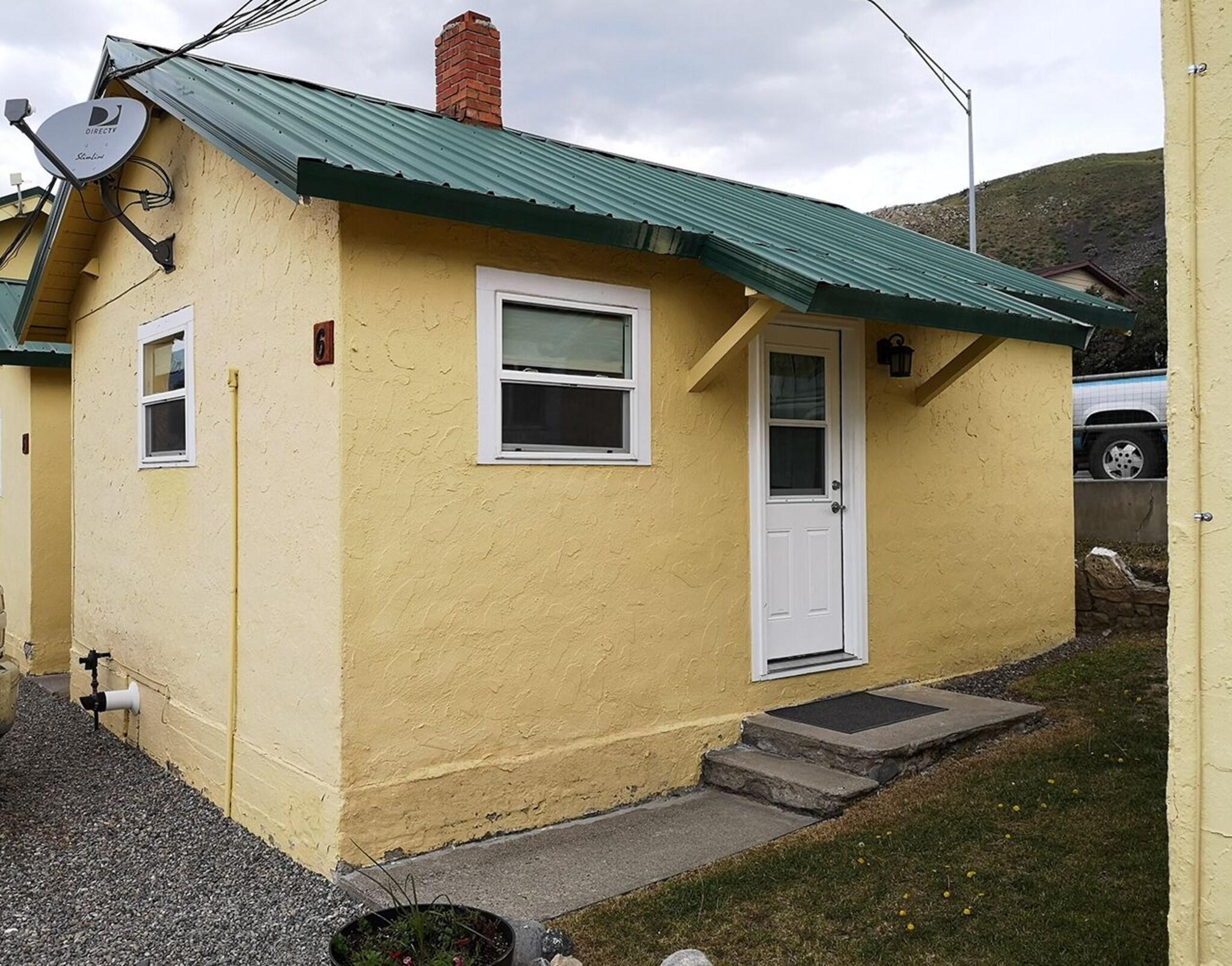 Vista Exterior Yellowstone Riverside Cottages