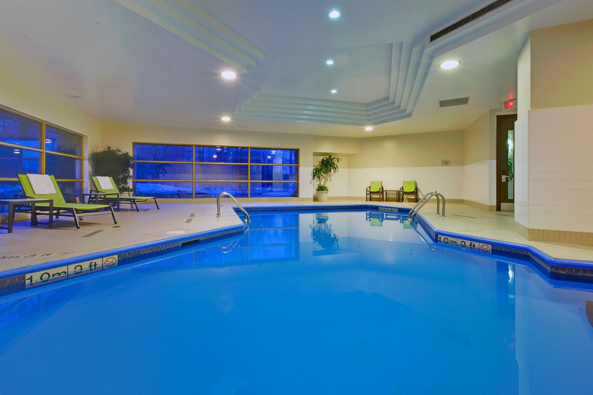 Vista Piscina Holiday Inn Laval Montréal by IHG