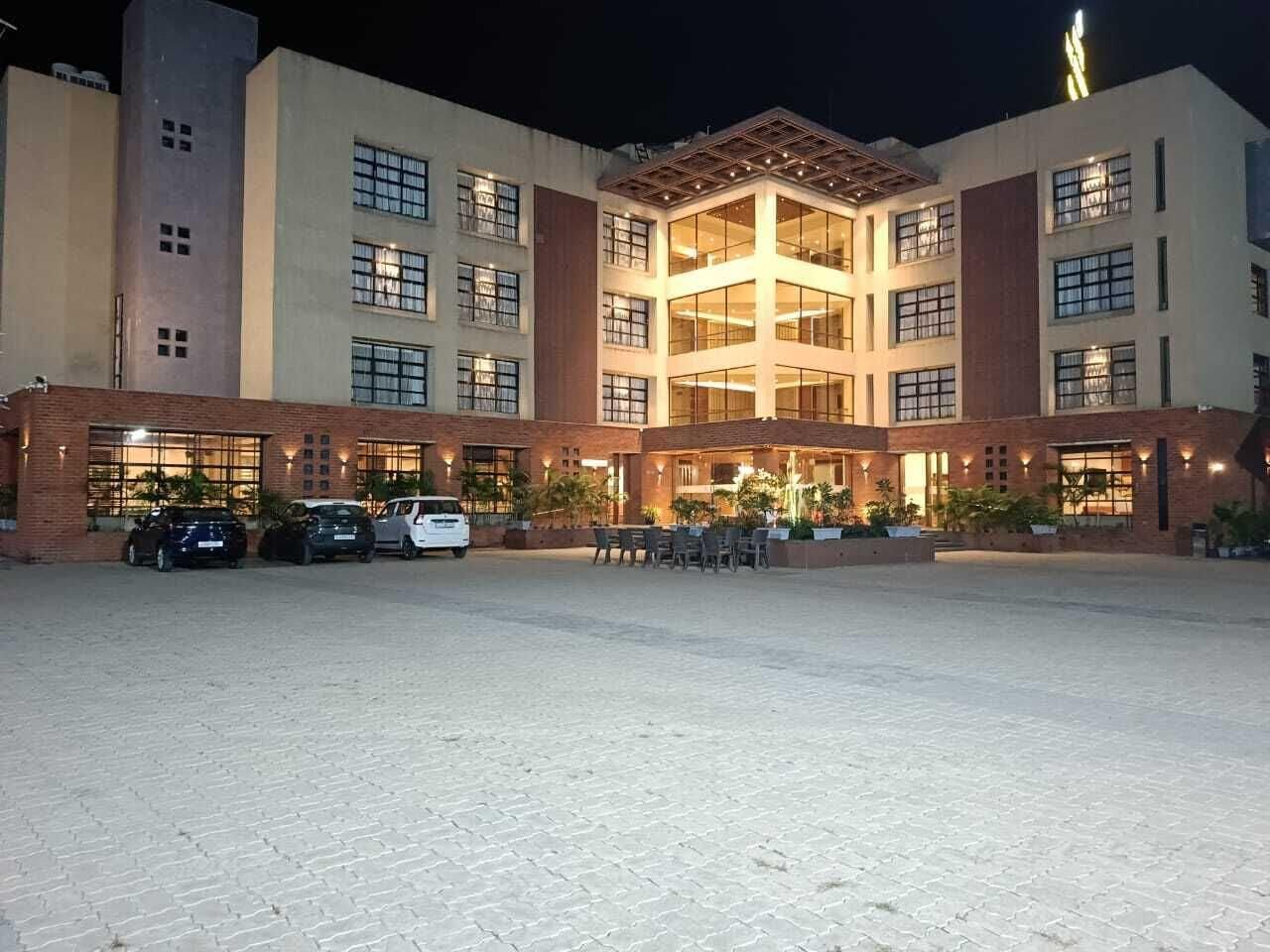 Vista Exterior The Pramukh Hotel