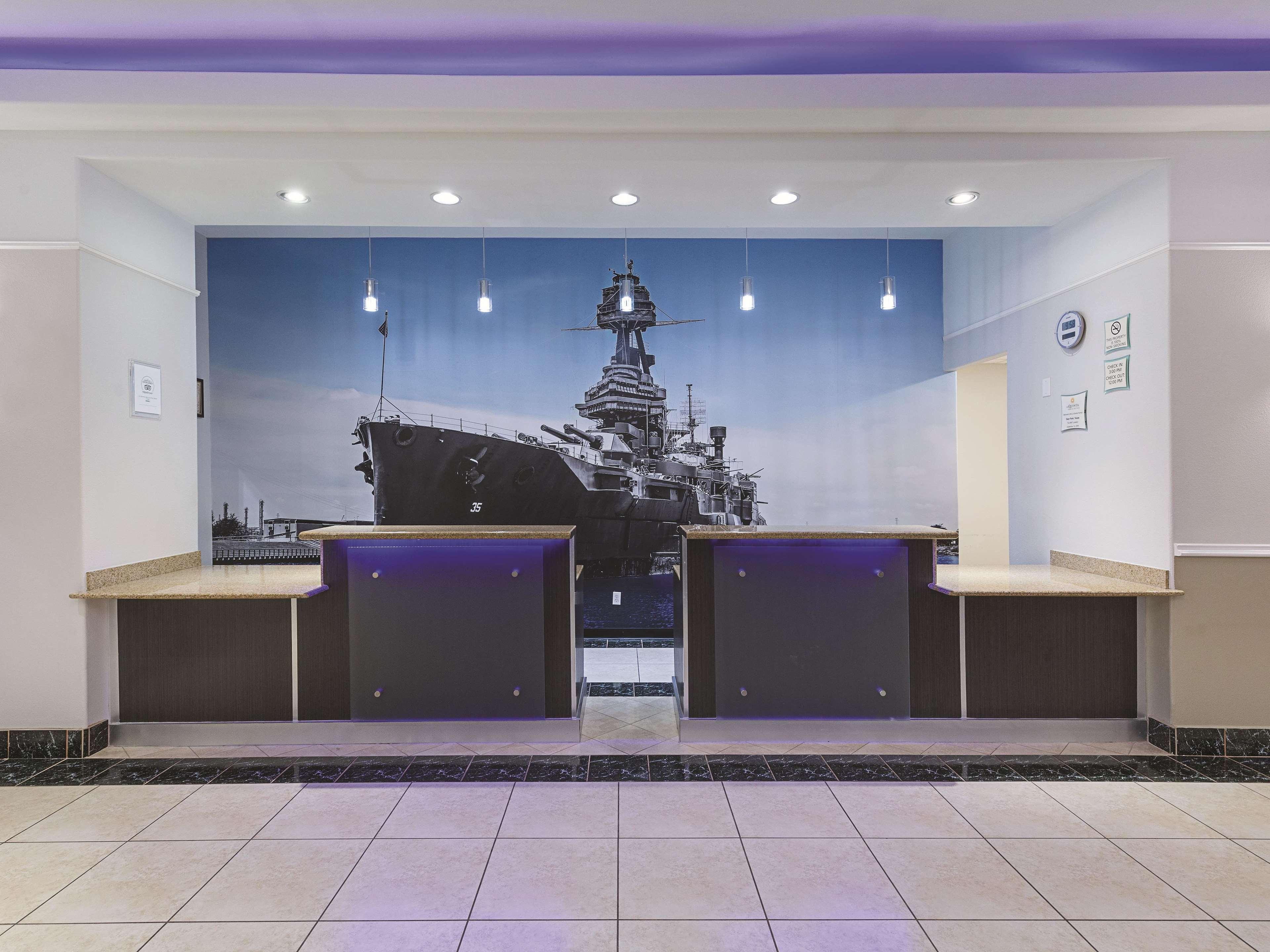 Vista Lobby La Quinta Inn & Suites Deer Park