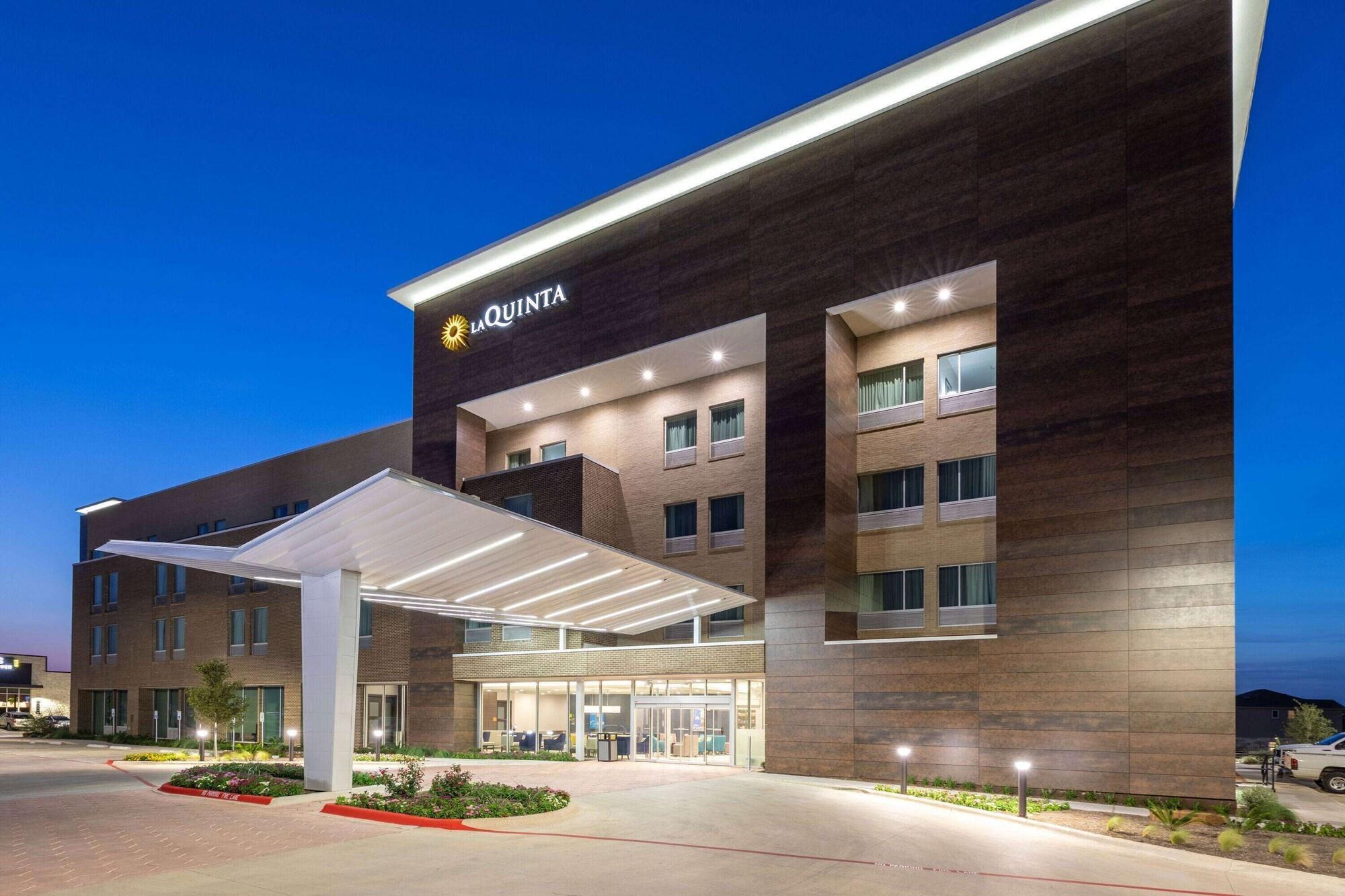 Vista Exterior La Quinta Inn & Suites by Wyndham Round Rock near Kalahari