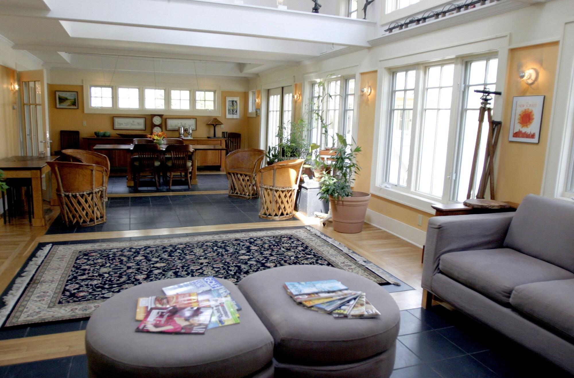 Varios Inn On Columbia