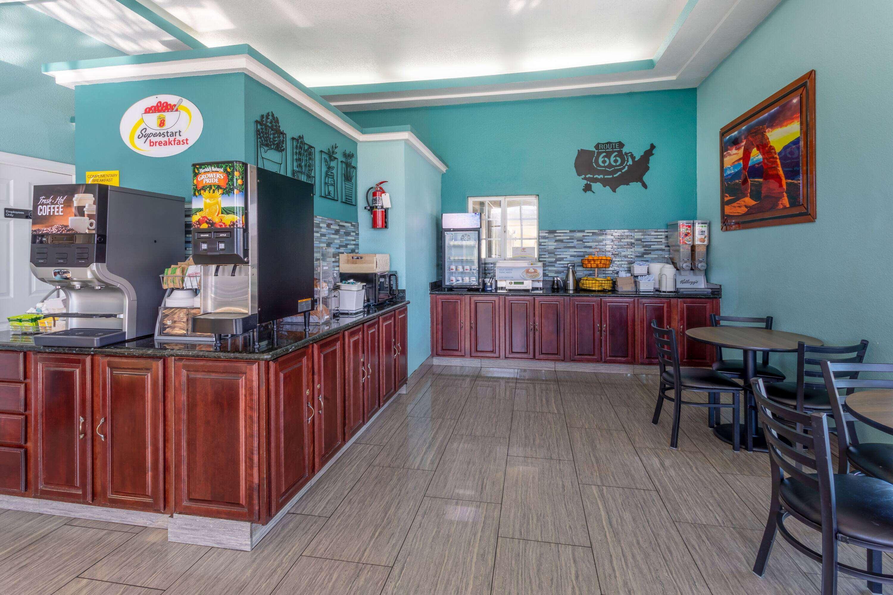 Restaurant Super 8 by Wyndham Conference Center NAU/Downtown