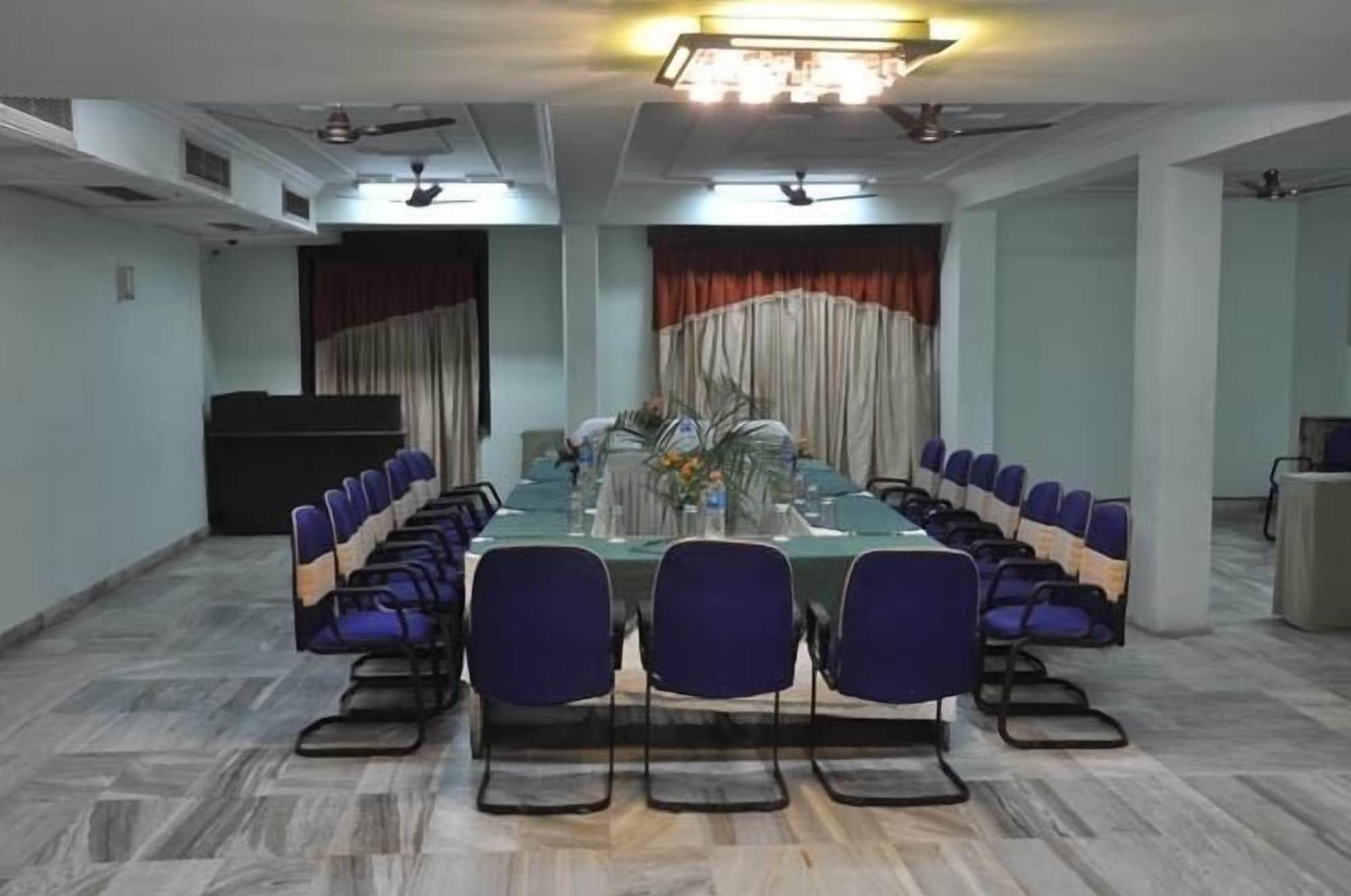 Sala de Reuniones Hotel Rishi Regency