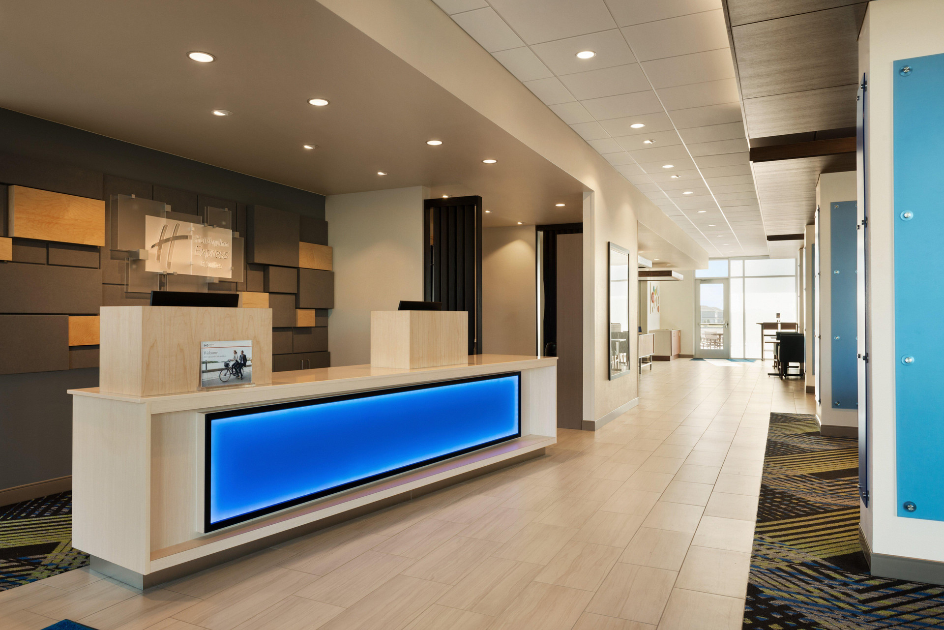 Vista Lobby Holiday Inn Express & Suites Beaver Dam by IHG
