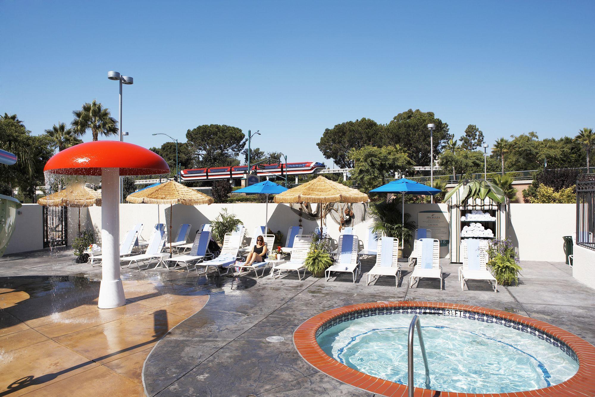 Vista da piscina Howard Johnson Anaheim Hotel and Water Playground