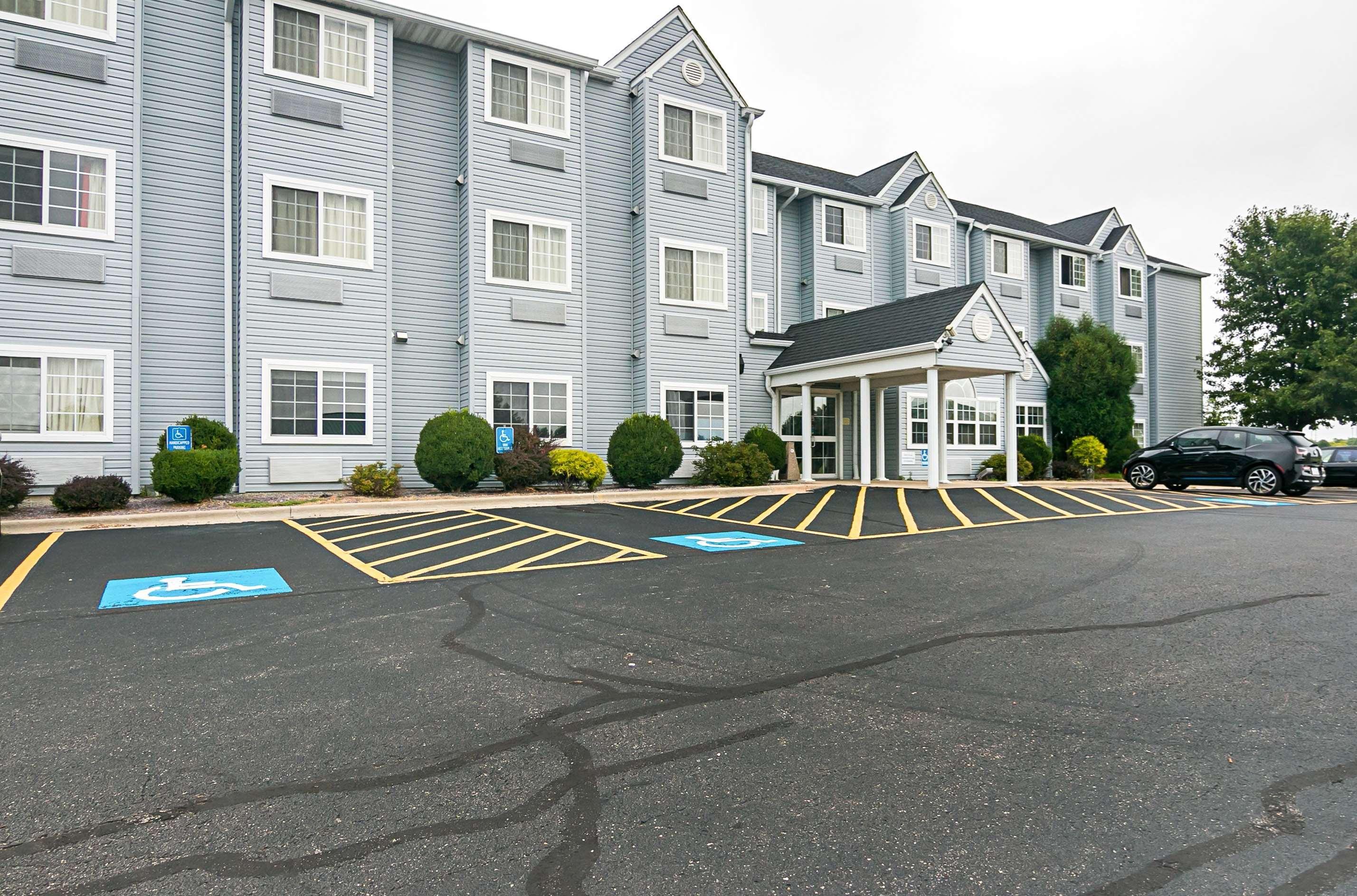 Vista Exterior Motel 6 Sycamore, IL