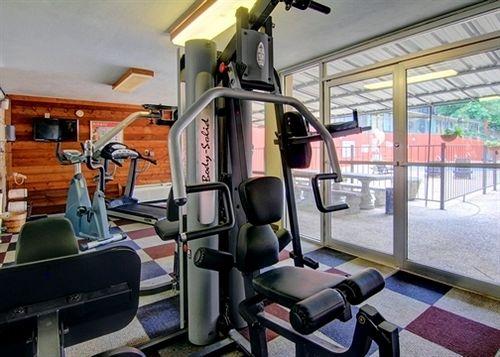 Gimnasio Clarion Inn & Suites University Center