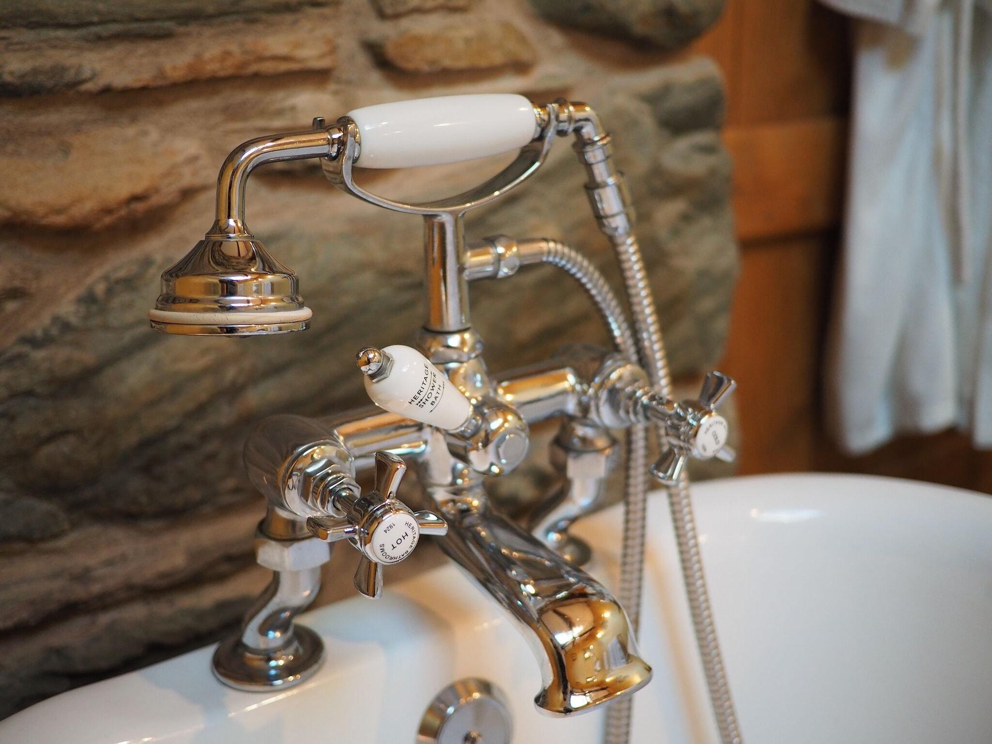 Varios The Wayside and Whisky Barn