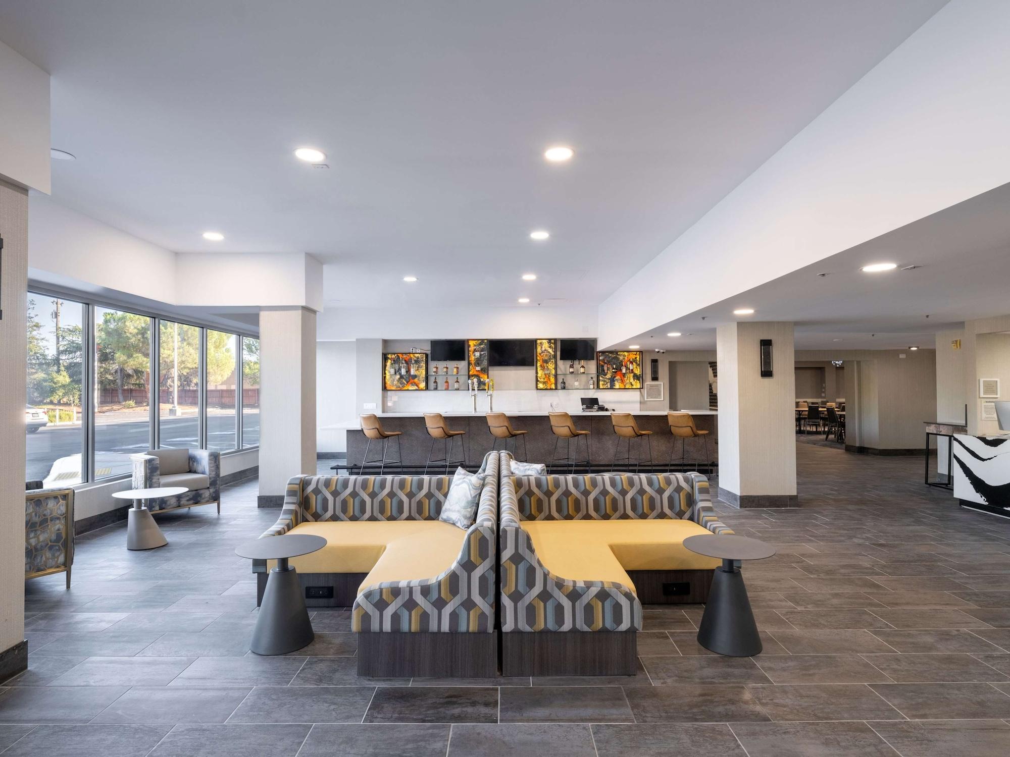 Vista Lobby DoubleTree by Hilton Livermore, CA