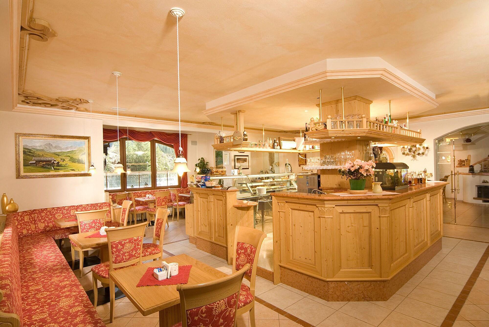 Bar/Salón Pineta Pastry Hotel