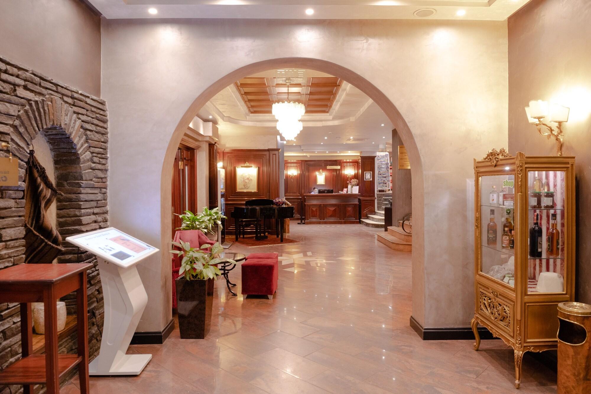 Vista do lobby Mondial Hotel