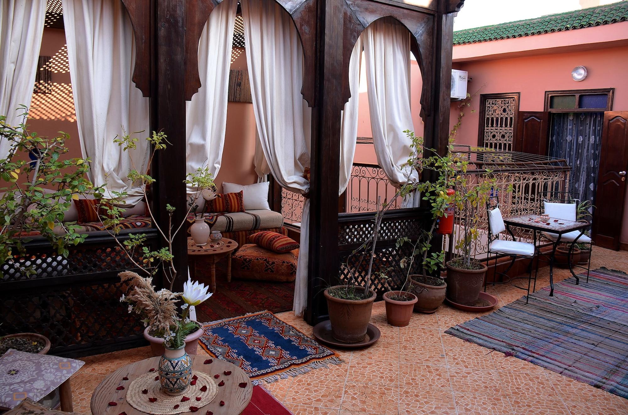Vista Exterior Riad Dar Leuleu