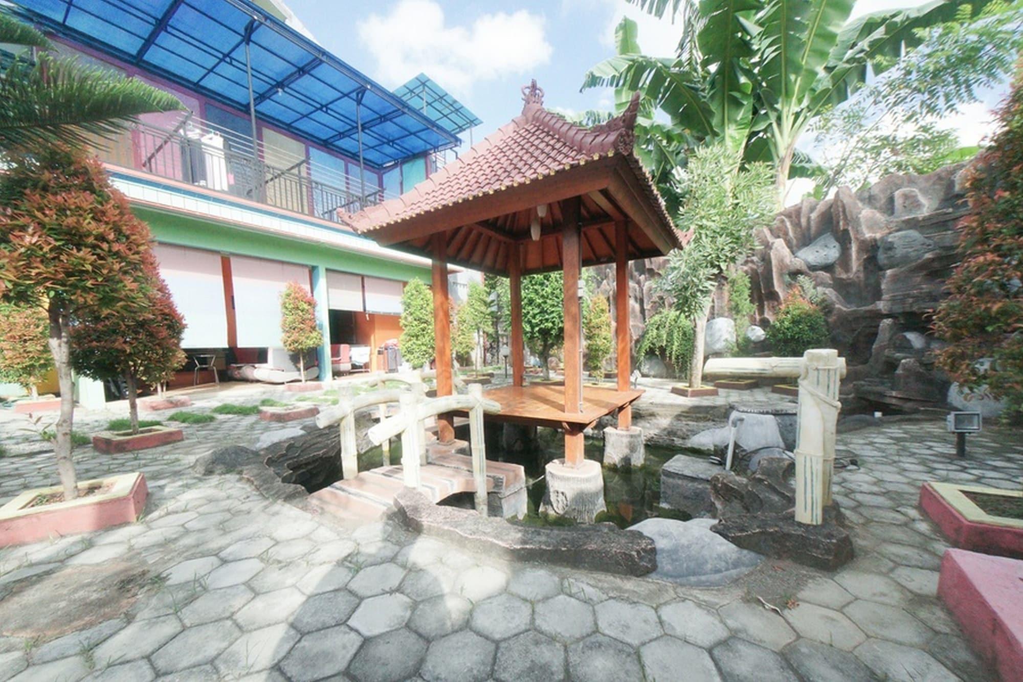 Vista Exterior RedDoorz Syariah near Mall Roxy Banyuwangi 2