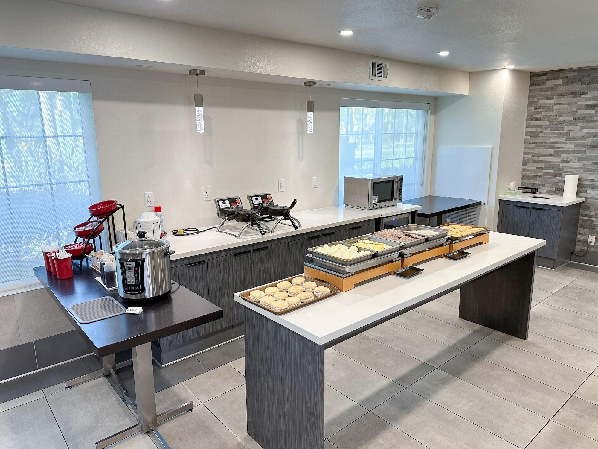 Restaurant Ramada by Wyndham Anaheim Convention Center