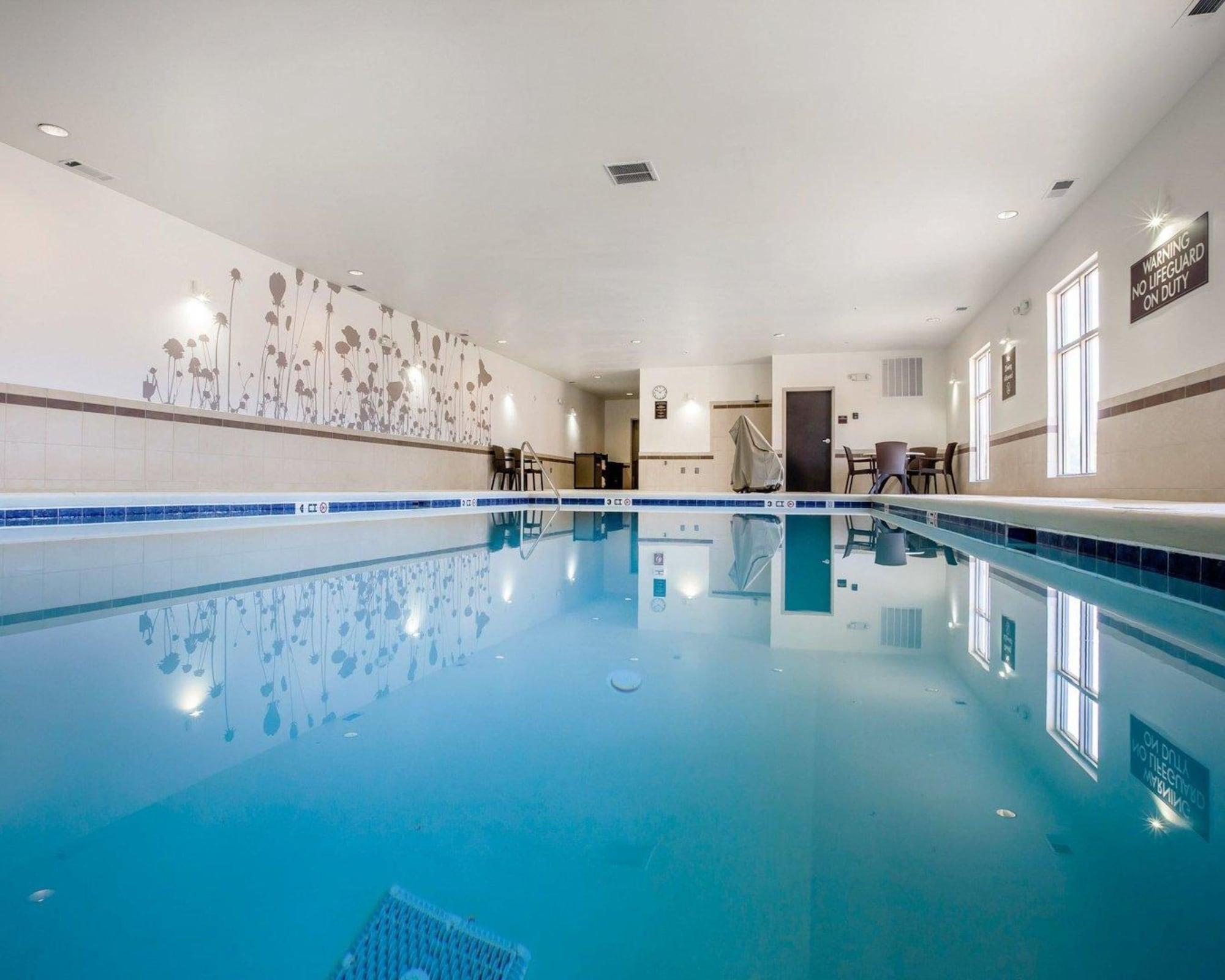 Vista Piscina MainStay Suites Cartersville - Emerson Lake Point