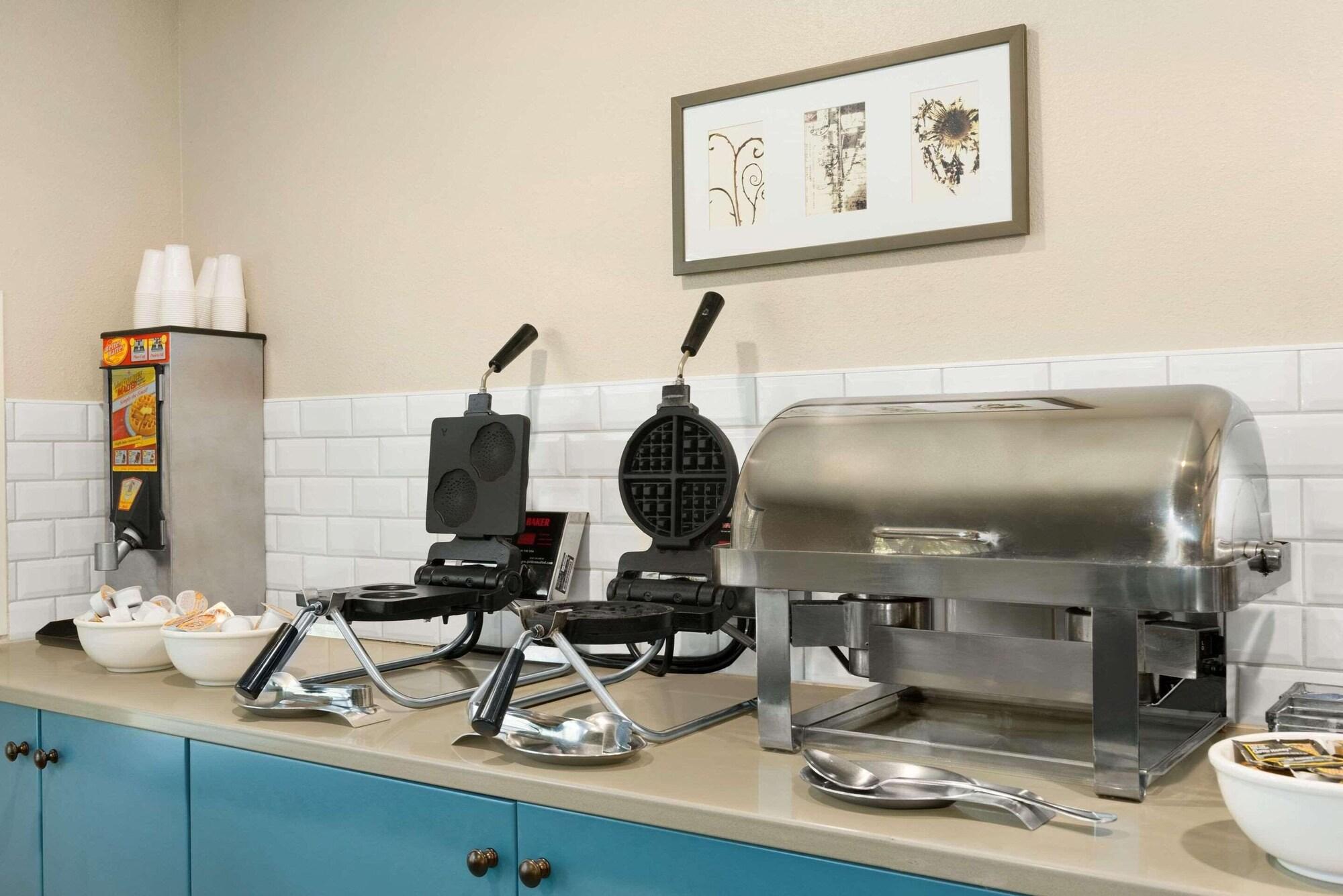 Restaurant Country Inn & Suites by Radisson, Platteville, WI