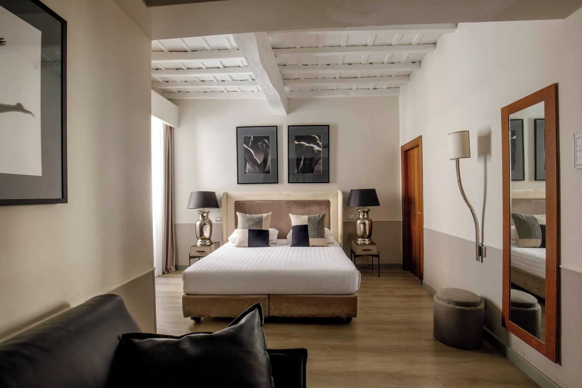 Varios Condotti Palace