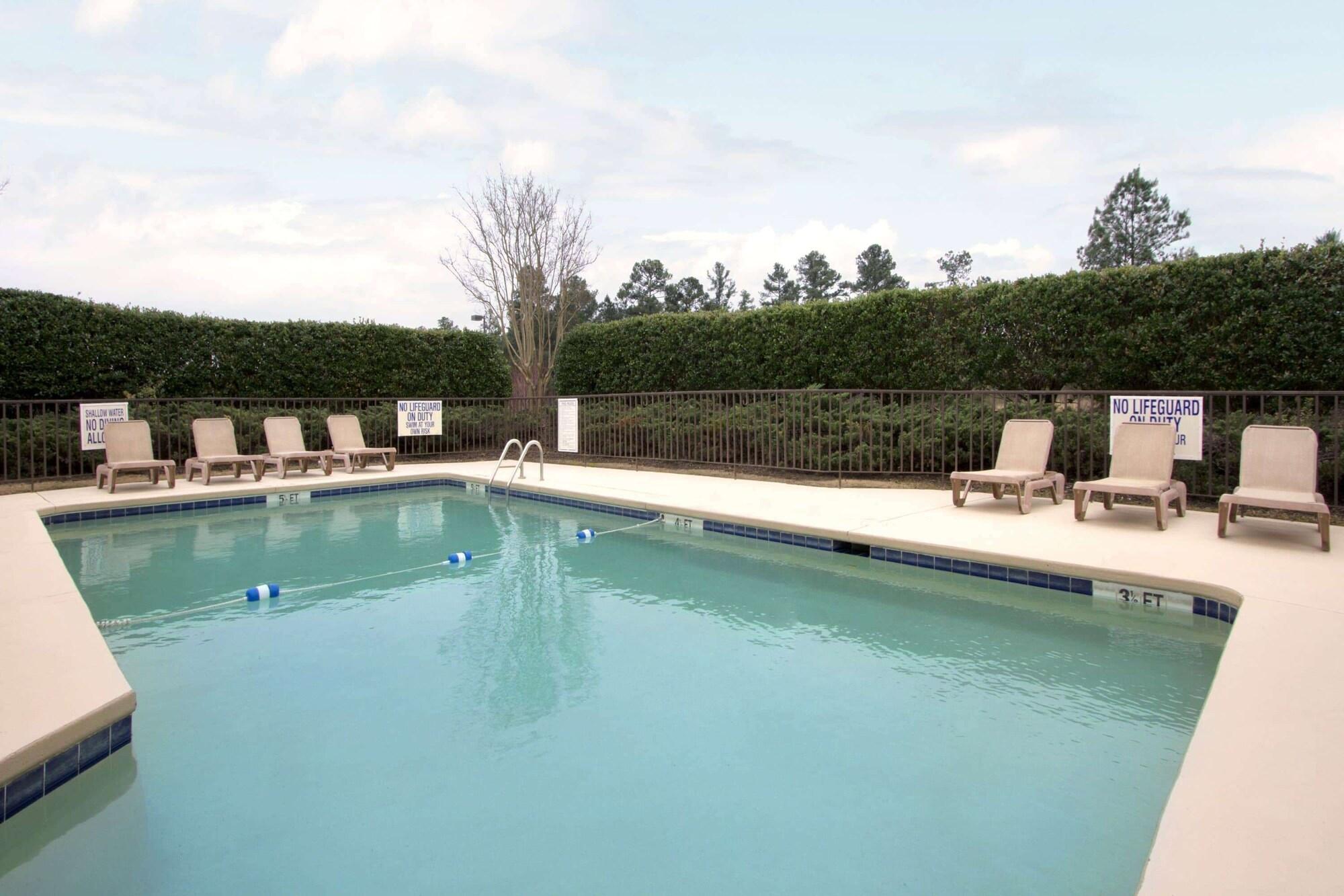 Vista Piscina Days Inn by Wyndham Seneca / Clemson Area