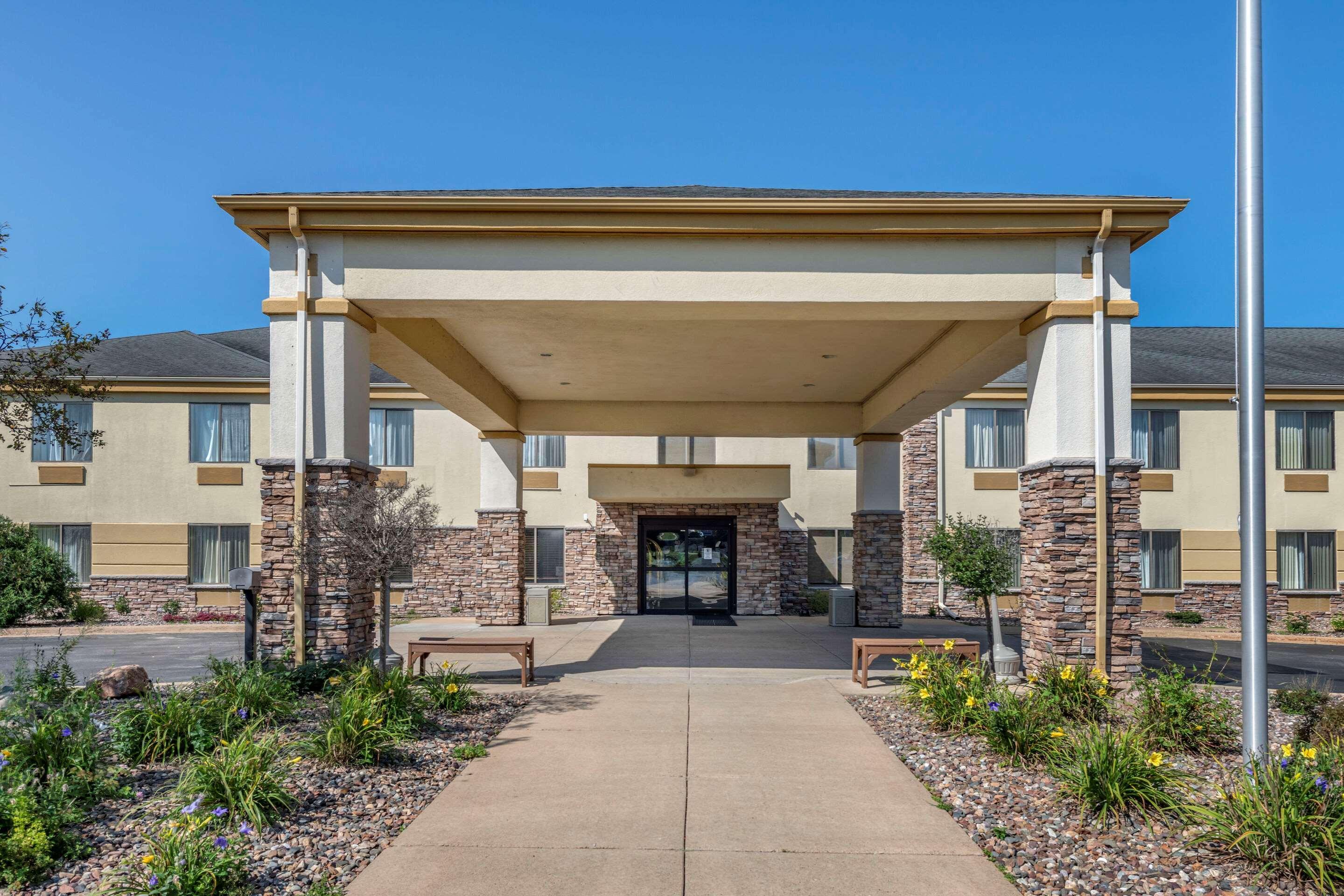 Vista Exterior Comfort Inn & Suites Black River Falls I-94