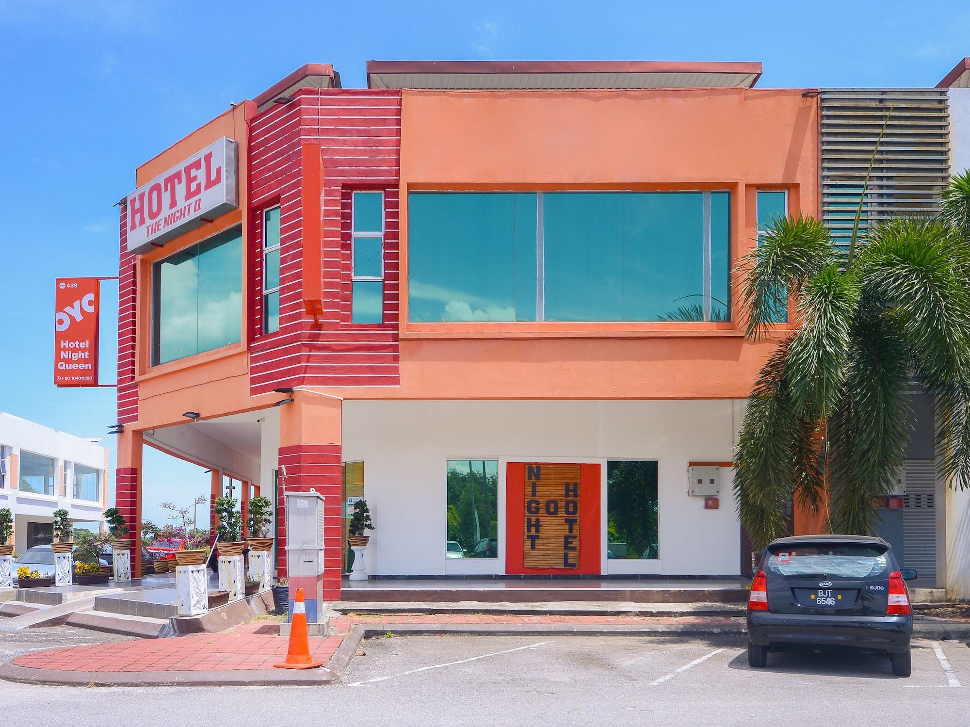 Vista Exterior Night Queen Hotel