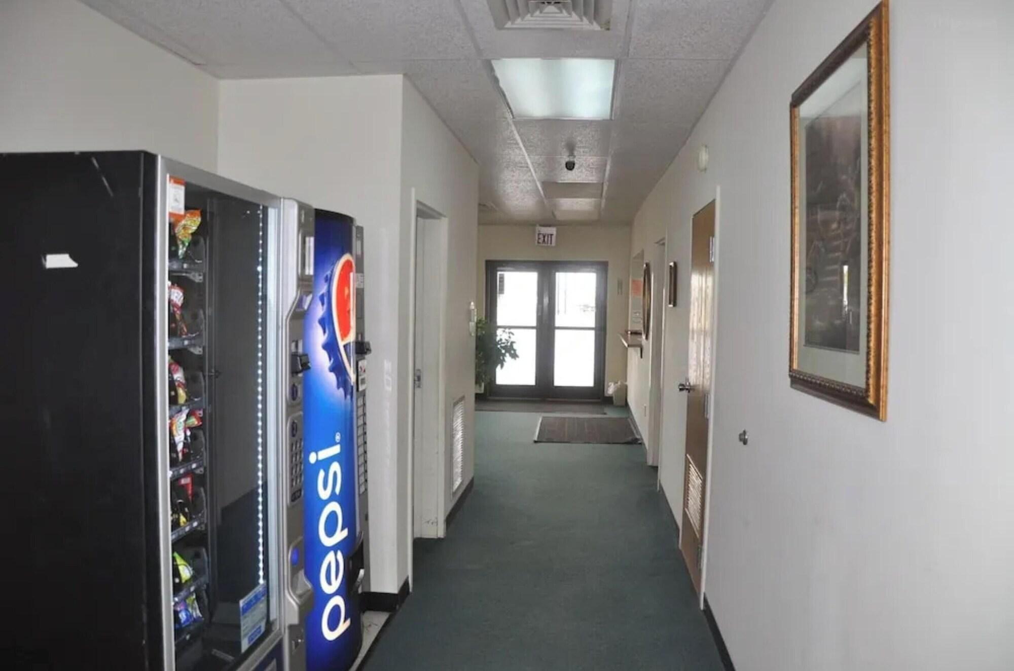 Vista Lobby OYO Malden Airport Inn