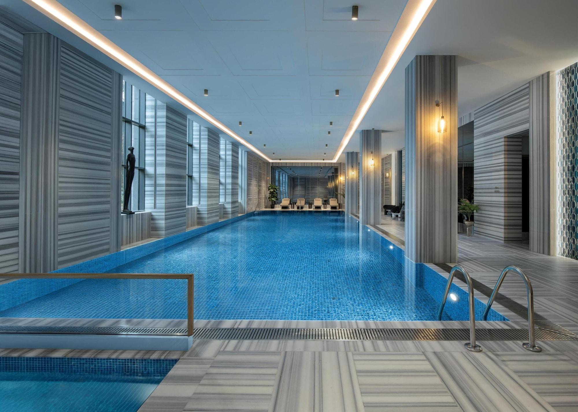 Vista Piscina Altunizade Suites Istanbul, Curio Collection by Hilton