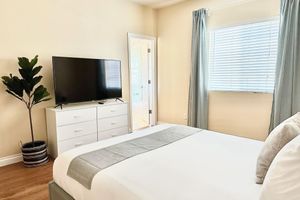 Alquiler Vacacional - Spacious 5-bedroom townhome in charming Placentia with AC, WiFi