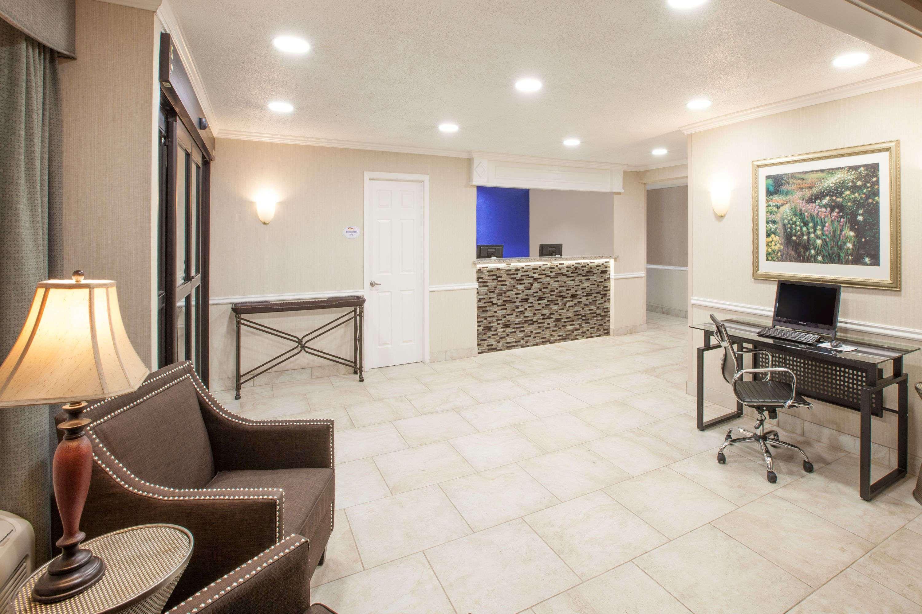 Vista Lobby Baymont by Wyndham Texarkana