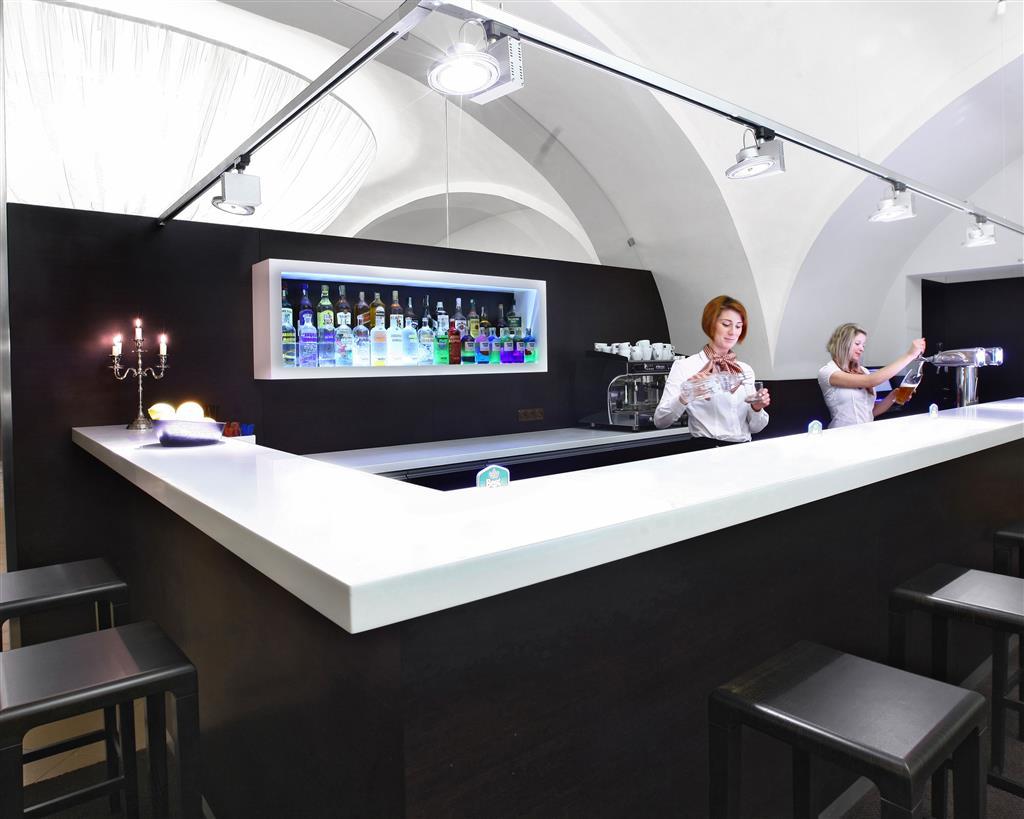 Bar/Salón Hotel Pracharna