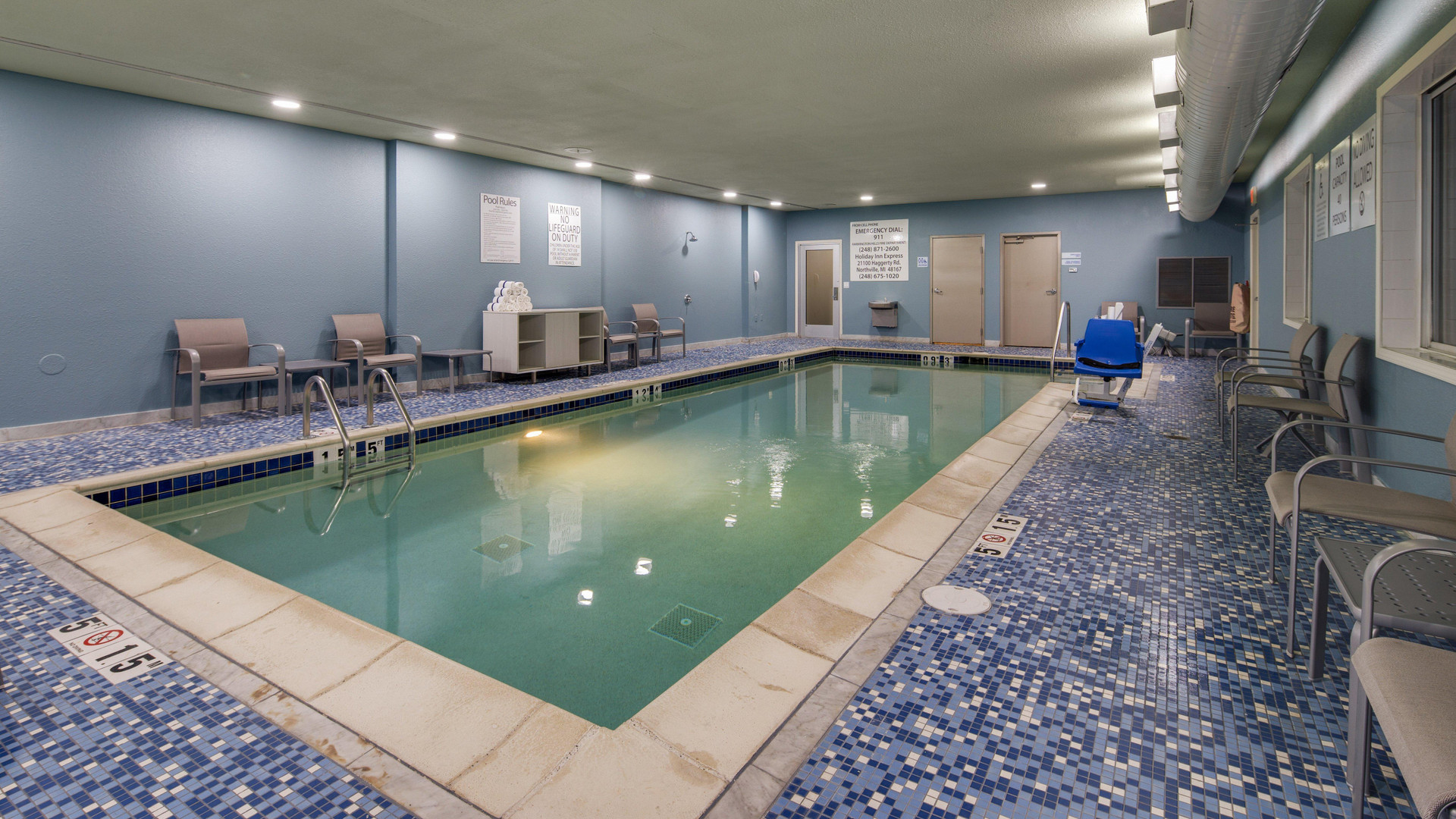 Vista Piscina Hol. Inn Exp.   Detroit - Farmington Hills