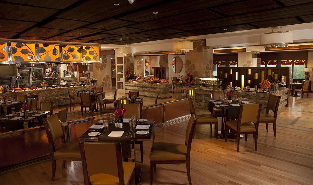 Restaurant Crowne Plaza Hotel New Delhi Okhla by IHG