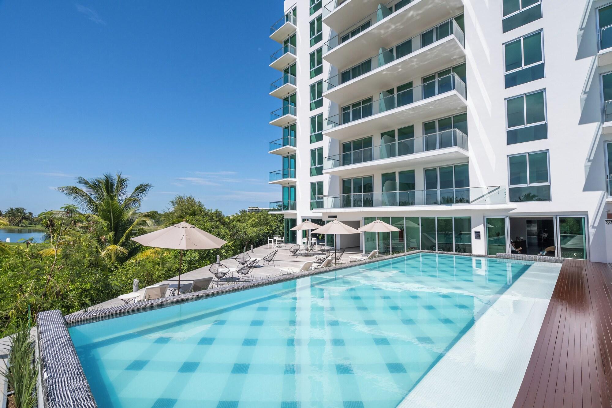 Vista Exterior EHDEN Vacation Suites Puerto Cancún