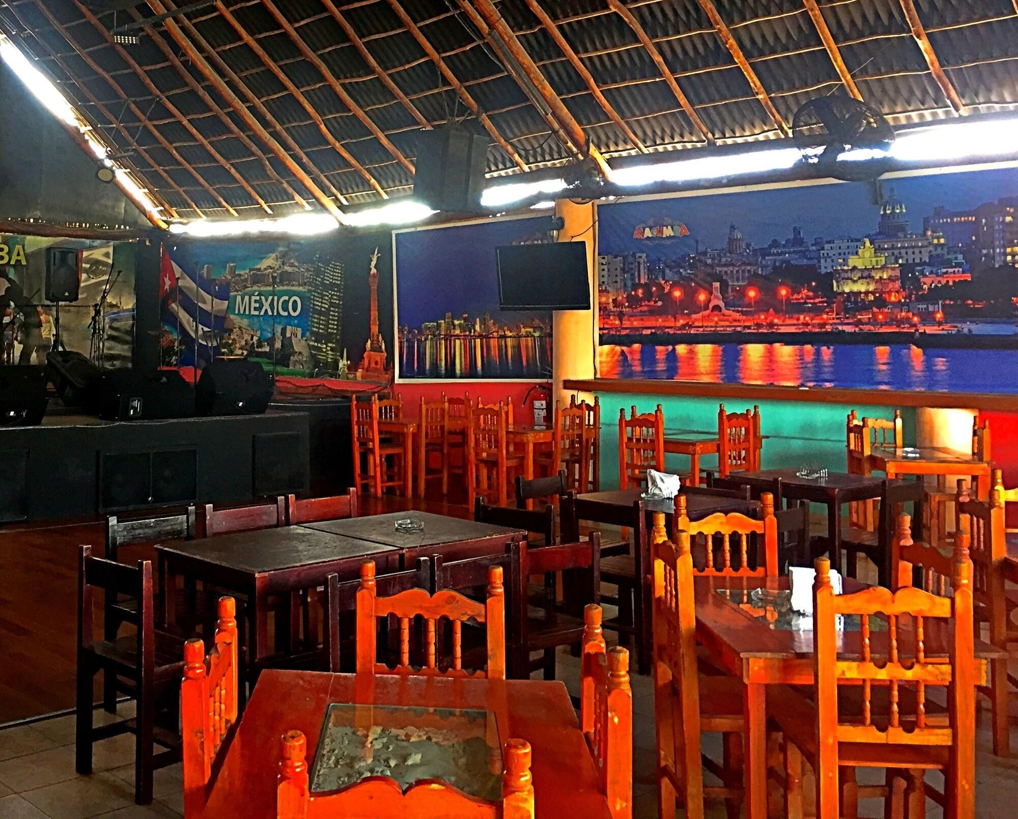 Restaurant Hotel Versalles Suites