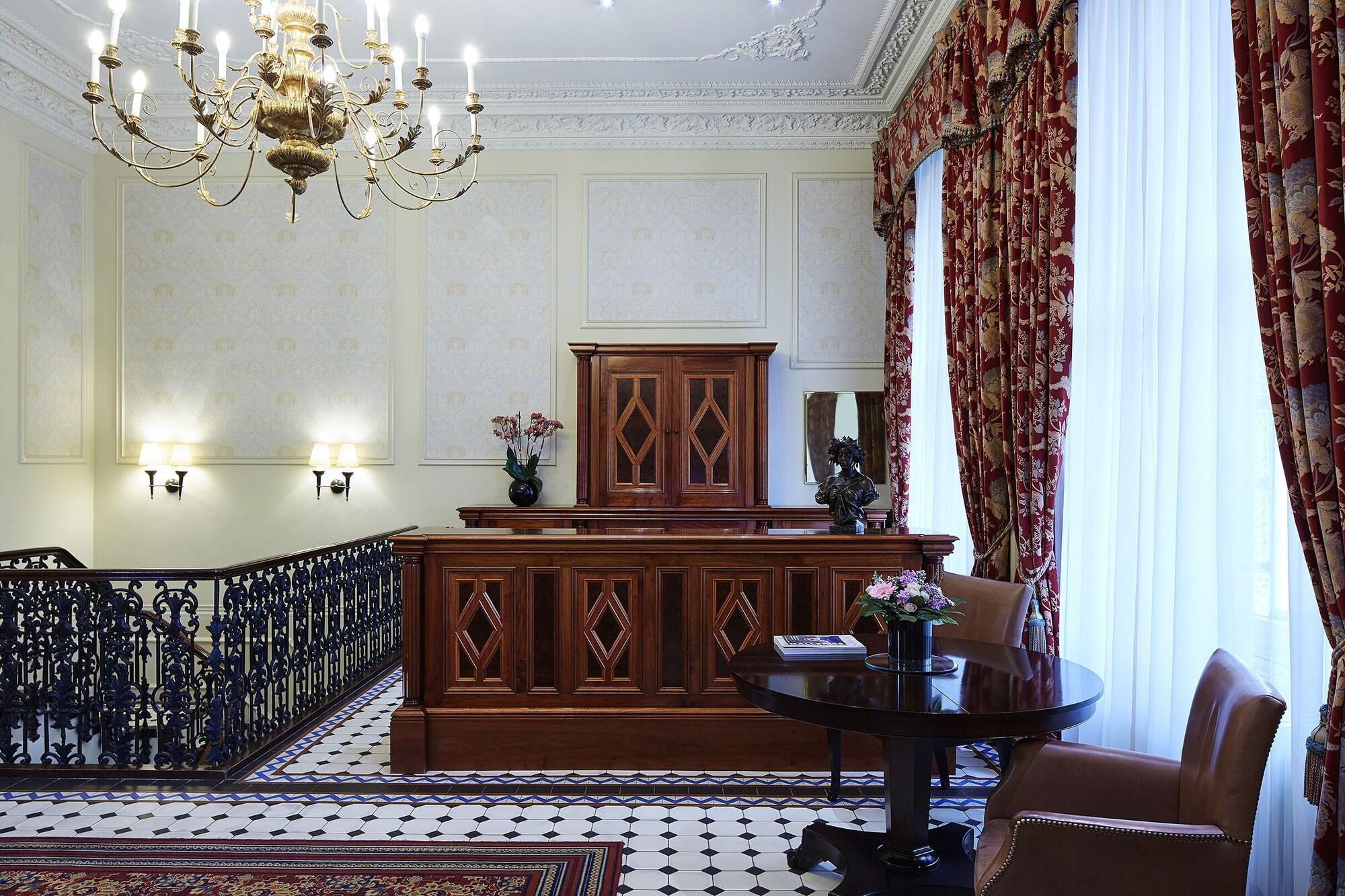 Vista Lobby Cheval Hyde Park Gate