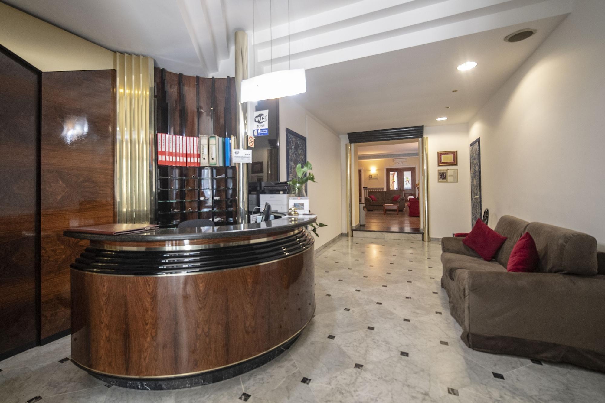 Vista Lobby Hotel Italia & Lombardi