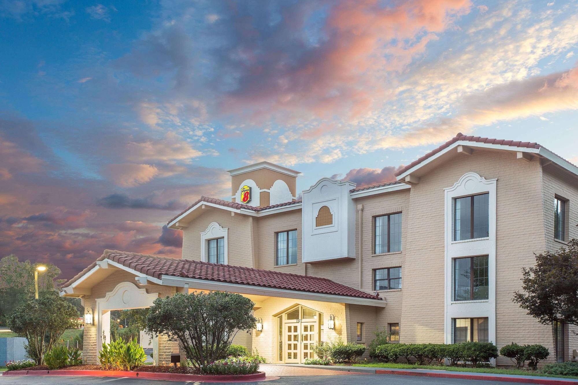 Vista Exterior Super 8 by Wyndham Austell/Six Flags