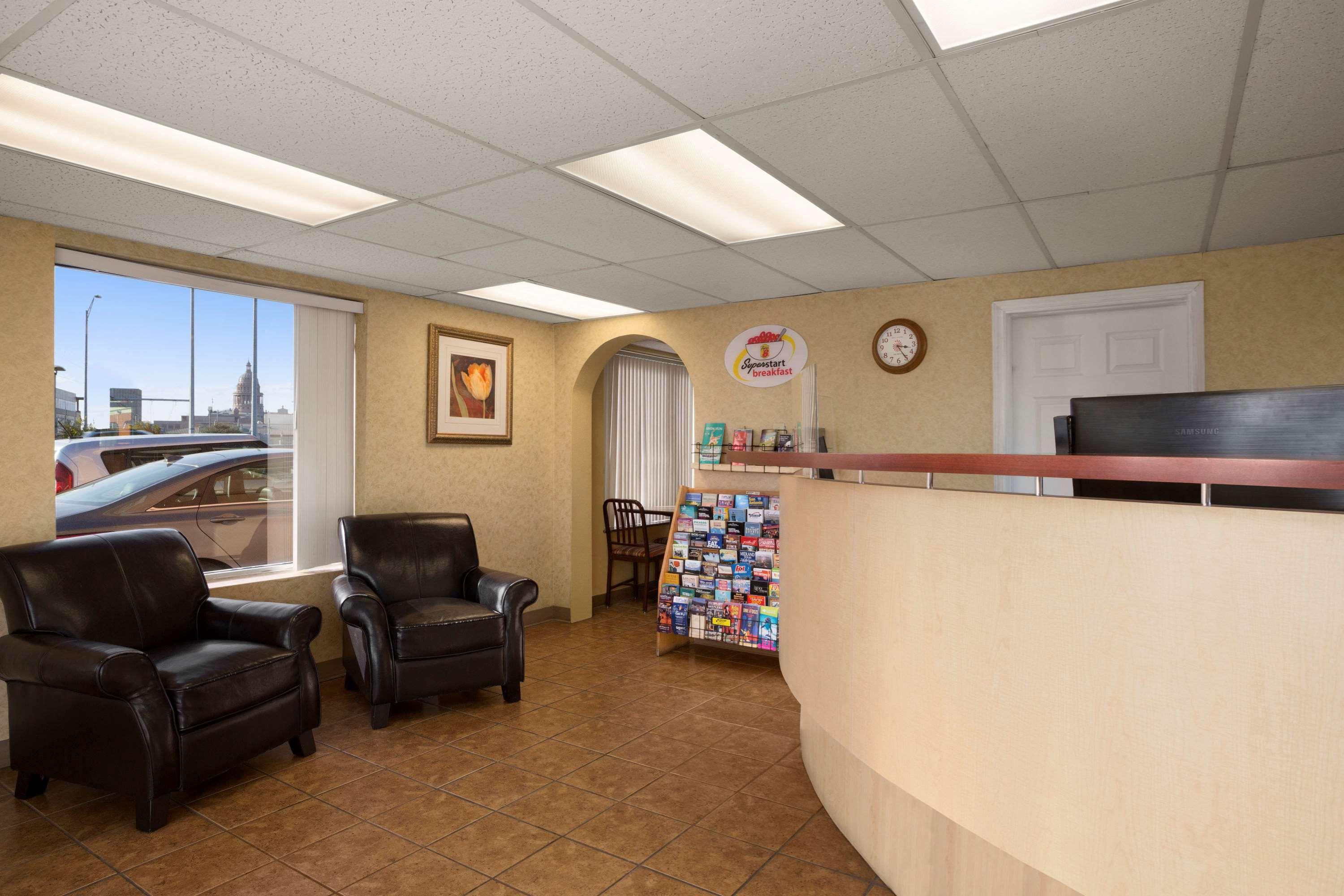 Vista Lobby Super 8 by Wyndham Austin Downtown/Capitol Area