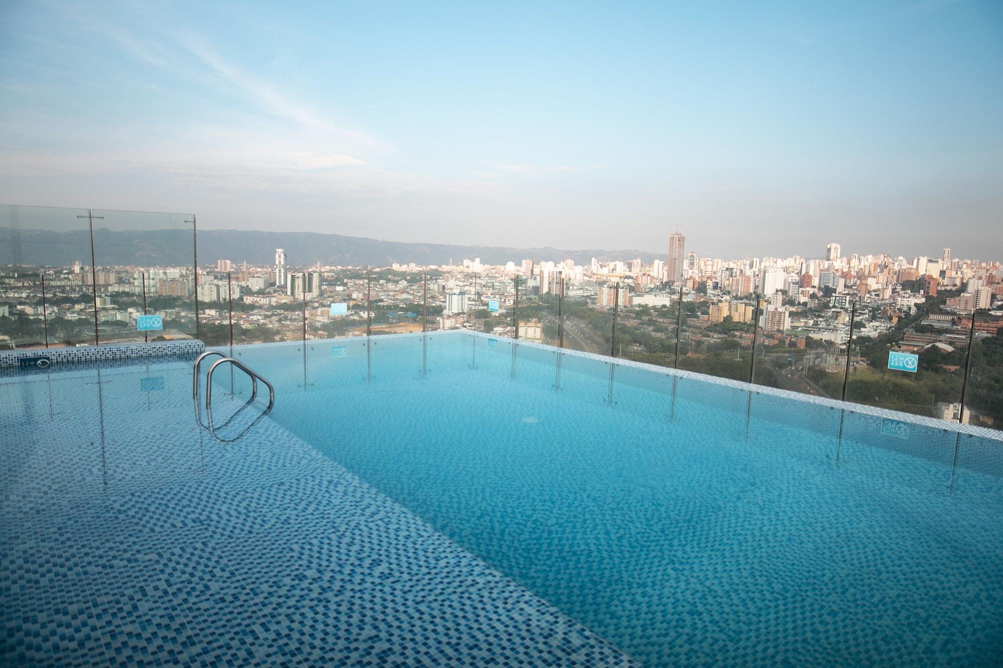 Vista Piscina Holiday Inn Bucaramanga Cacique by IHG